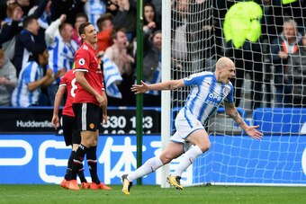 HUDDERSFIELD, ENGLAND - OCTOBER 21:  Aaron Mooy of Huddersfield Town celebrates as he scores their first goal during the Premier League match between Huddersfield Town and Manchester United at John Smith's Stadium on October 21, 2017 in Huddersfield, Engl