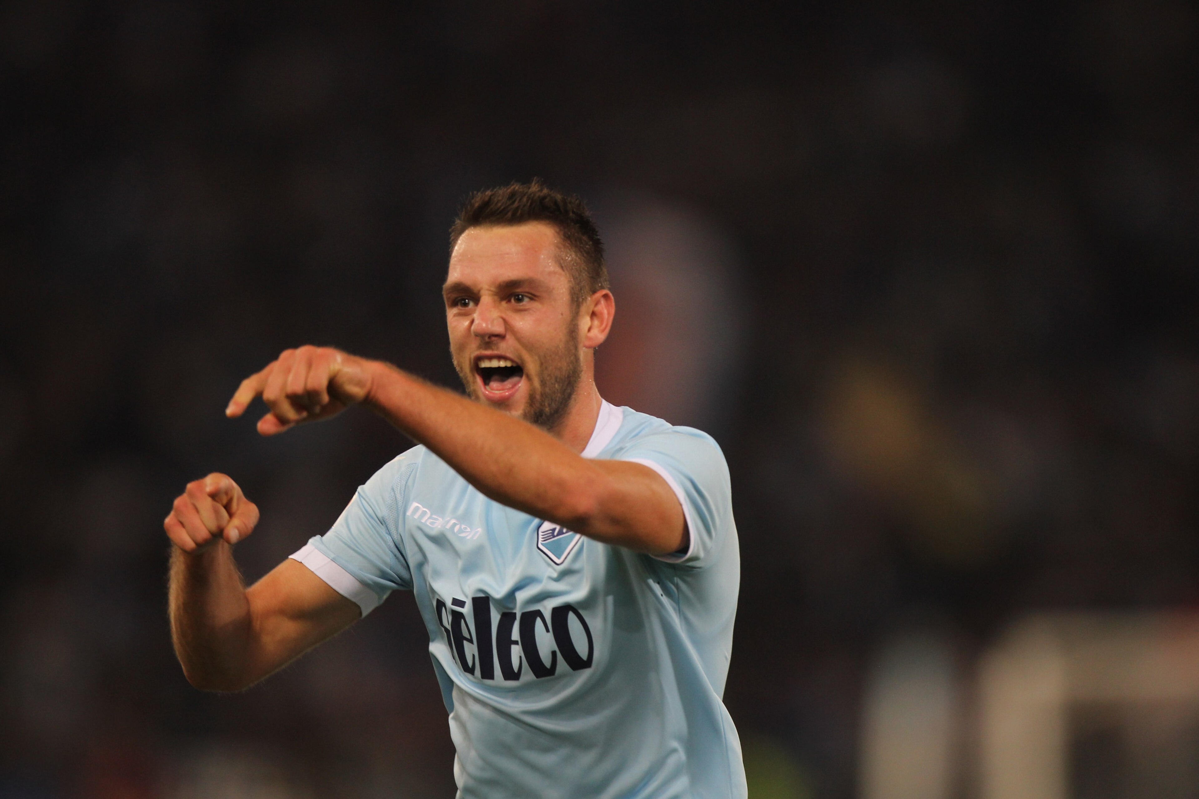 ROME, ITALY - SEPTEMBER 20:  Stefan De Vrij of SS Lazio celebrates after scoring the opening goal during the Serie A match between SS Lazio and SSC Napoli at Stadio Olimpico on September 20, 2017 in Rome, Italy.  (Photo by Paolo Bruno/Getty Images)