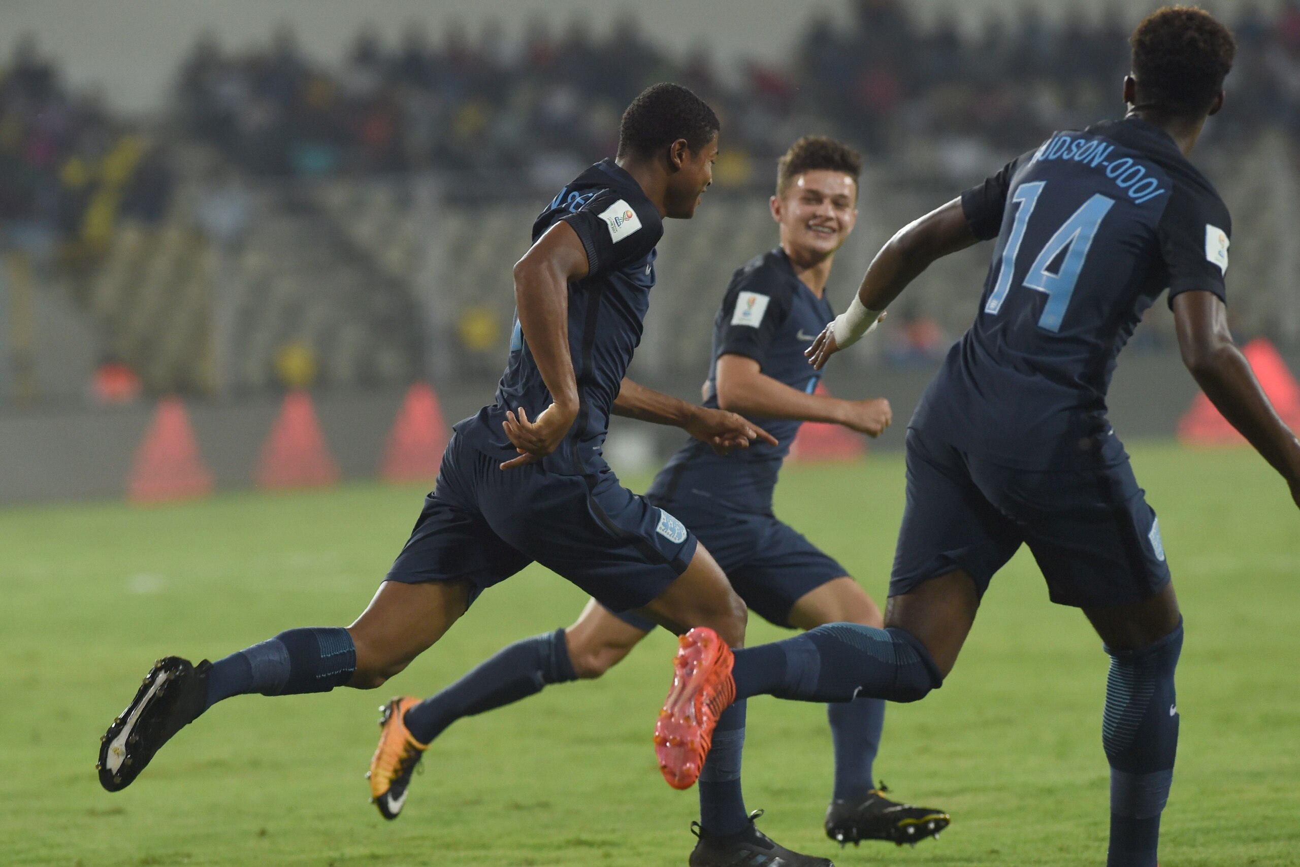 Rhian Brewster (L) of England celebrates after scoring a goal during the quarterfinal football match between USA and England in the FIFA U-17 World Cup at the Jawaharlal Nehru Stadium in Goa on October 21, 2017. / AFP PHOTO / INDRANIL MUKHERJEE        (Ph