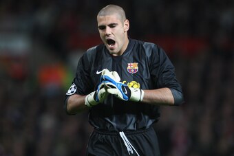 MANCHESTER, UNITED KINGDOM - APRIL 29:  Victor Valdes of Barcelona shows his frustration during the UEFA Champions League Semi Final, second leg match between Manchester United and Barcelona at Old Trafford on April 29, 2008 in Manchester, England. (Photo