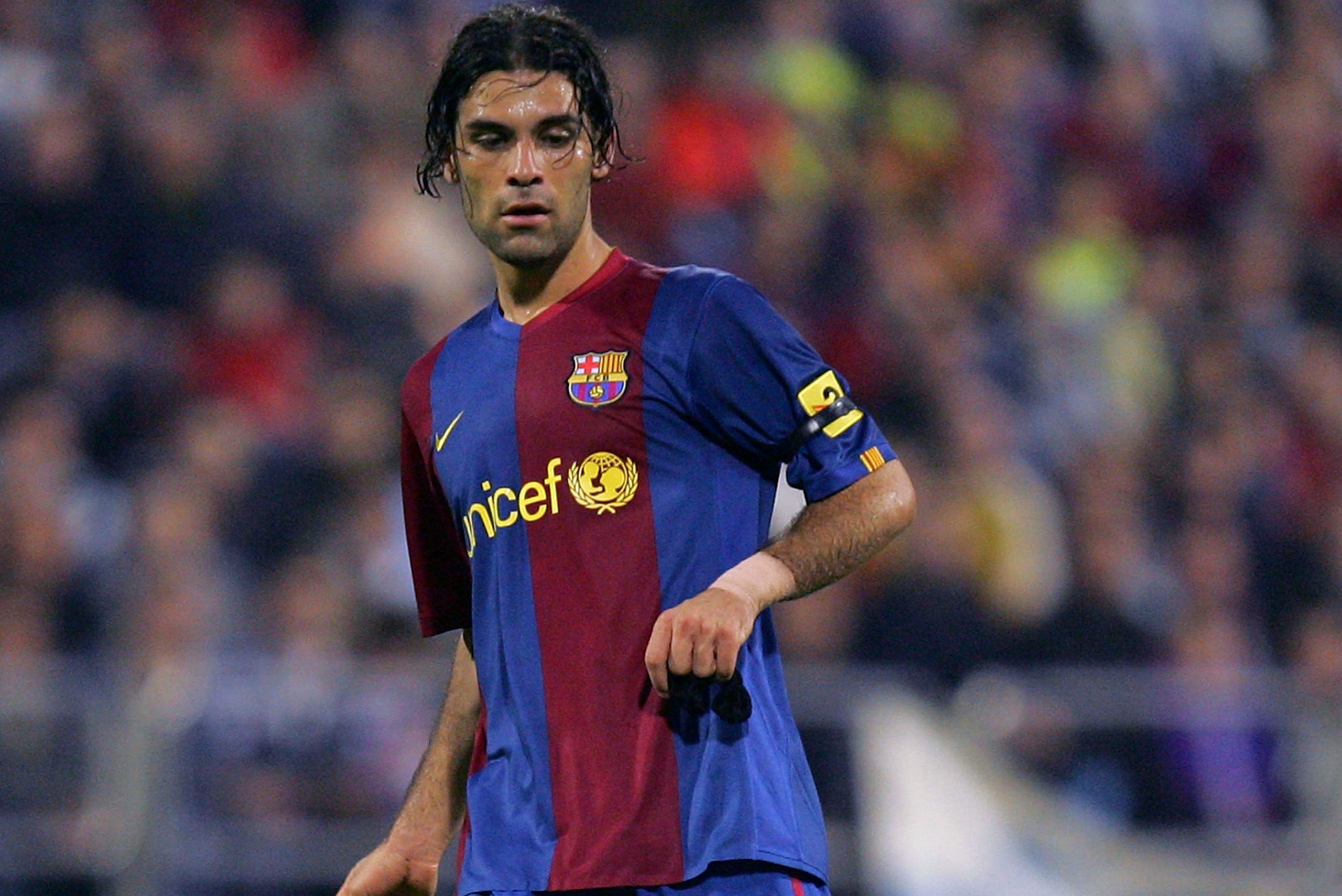 ZARAGOZA, SPAIN - APRIL 07:  Rafael Marquez of Barcelona passes the ball during the Primera Liga match between Real Zaragoza and Barcelona at the Romareda stadium on April 7, 2007 in Zaragoza, Spain.  (Photo by Denis Doyle/Getty Images)