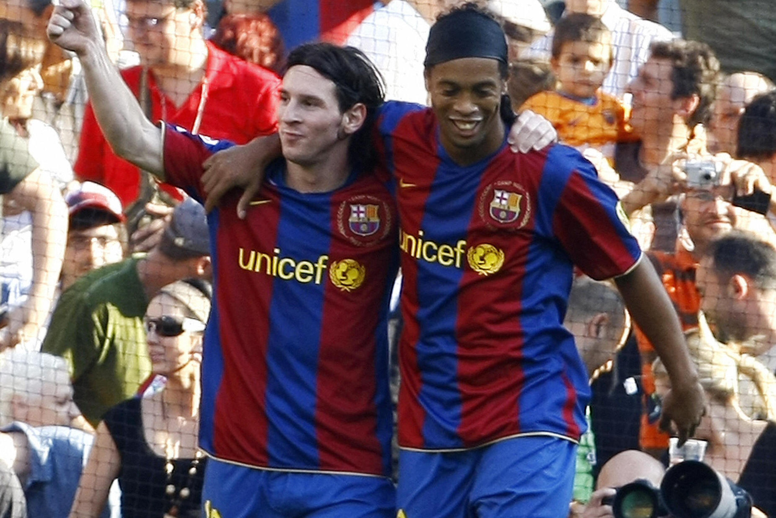 Barcelona's Argentinian Messi (L) is congratulated by his teammate Brazilian Ronaldinho (R) after scoring during the Liga football match Barcelona vs Athletico Madrid at the New Camp in Barcelona , 07 october 2007.  AFP PHOTO / PHILIPPE DESMAZES (Photo cr