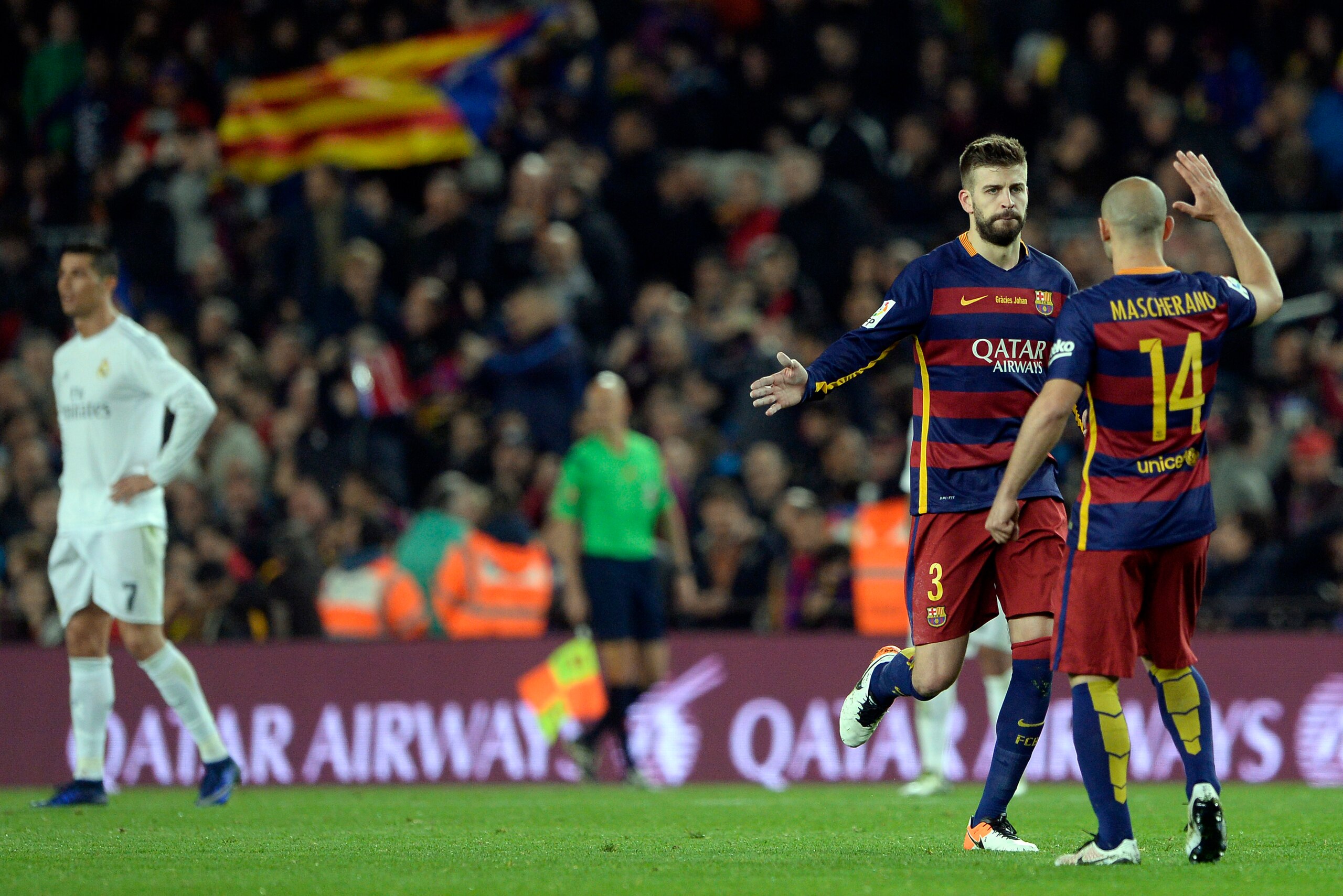 Barcelona's defender Gerard Pique (2nd R) celebrates a goal with Barcelona's Argentinian defender Javier Mascherano during the Spanish league 'Clasico' football match FC Barcelona vs Real Madrid CF at the Camp Nou stadium in Barcelona on April 2, 2016. / 