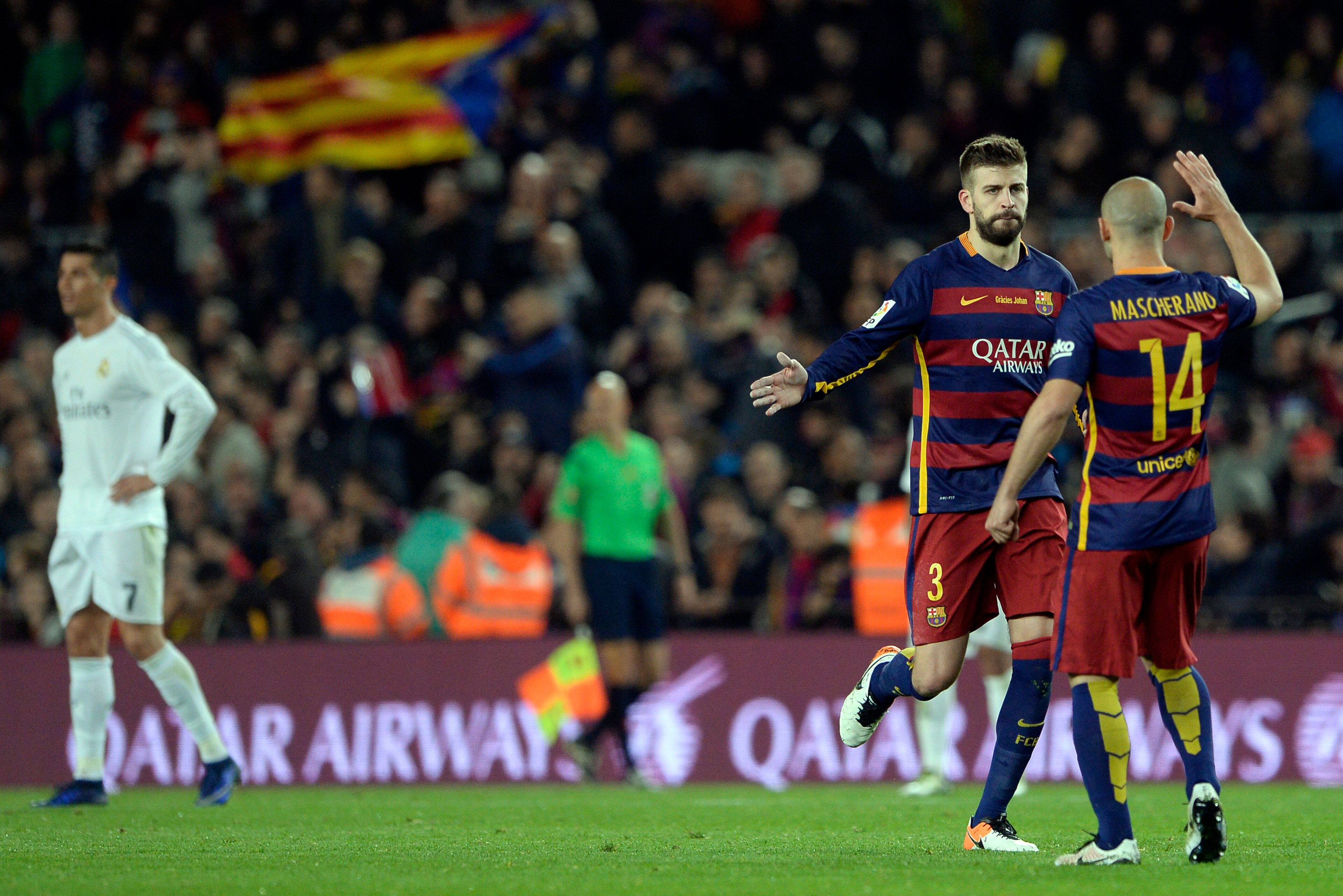 Barcelona's defender Gerard Pique (2nd R) celebrates a goal with Barcelona's Argentinian defender Javier Mascherano during the Spanish league 'Clasico' football match FC Barcelona vs Real Madrid CF at the Camp Nou stadium in Barcelona on April 2, 2016. / 