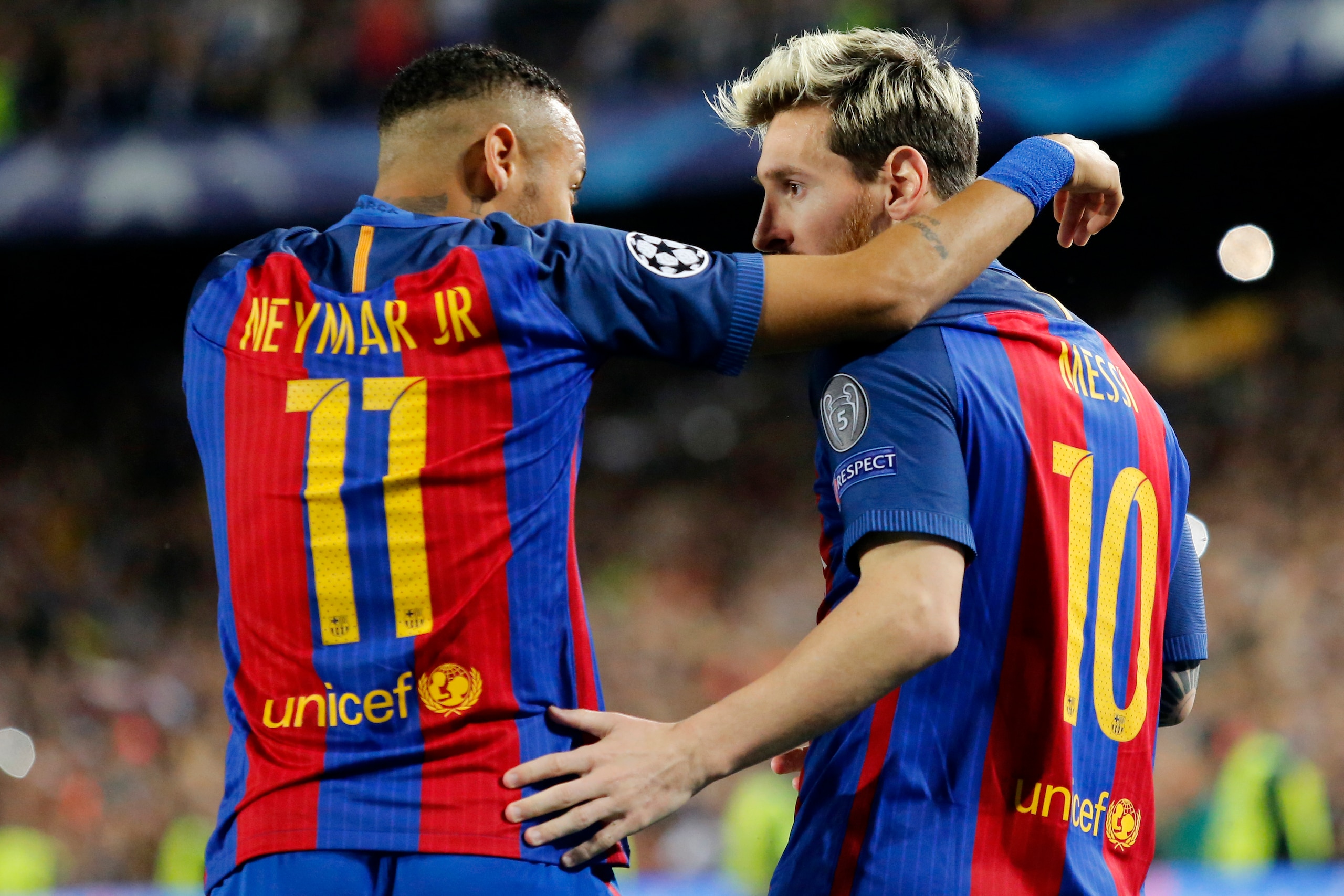 Barcelona's Argentinian forward Lionel Messi (R) celebrates a goal with Barcelona's Brazilian forward Neymar during the UEFA Champions League football match FC Barcelona vs Manchester City at the Camp Nou stadium in Barcelona on October 19, 2016. / AFP / 