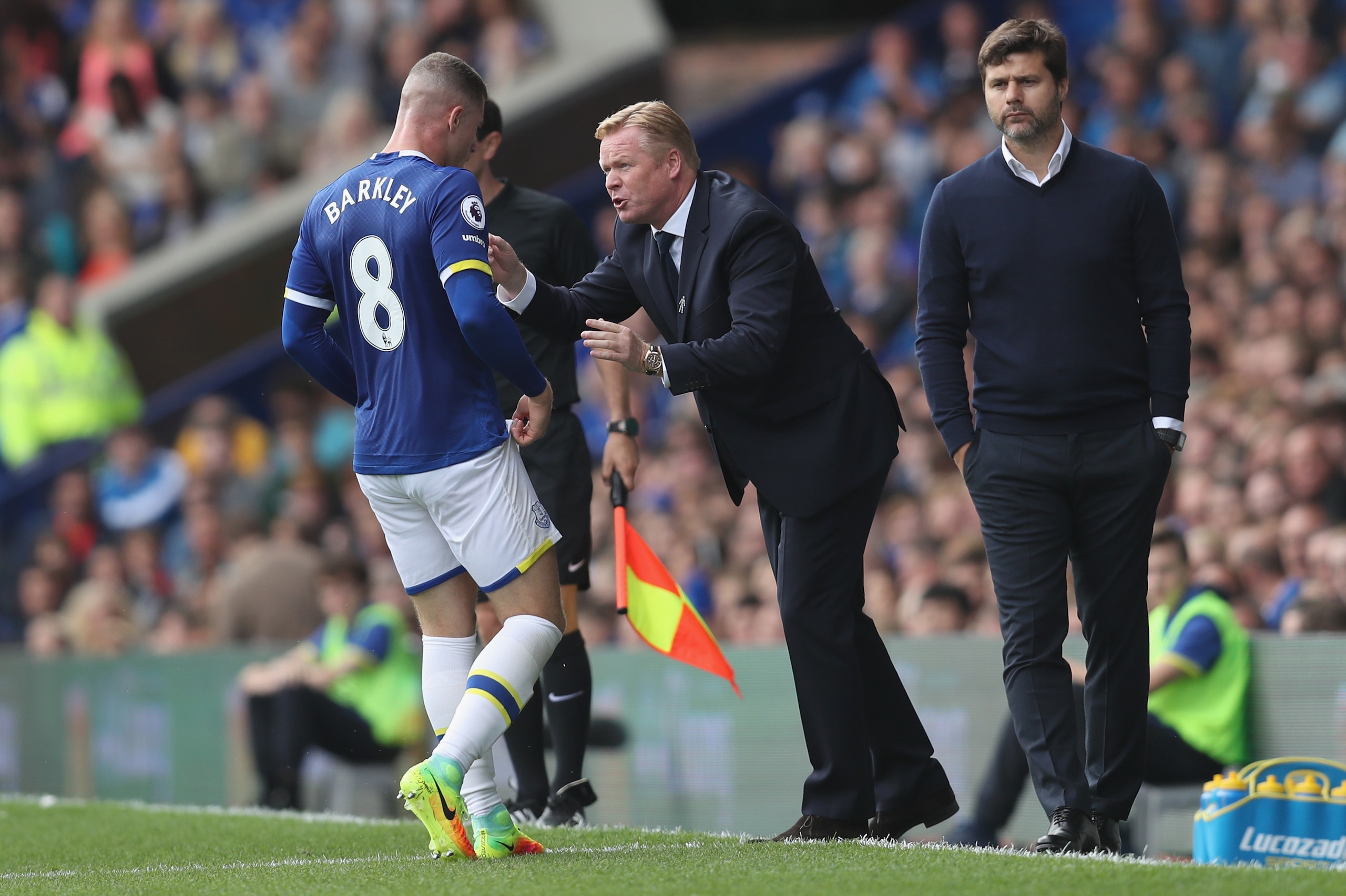 LIVERPOOL, ENGLAND - AUGUST 13: Ronald Koeman, Manager of Everton gives Ross Barkley of Everton instructions during the Premier League match between Everton and Tottenham Hotspur at Goodison Park on August 13, 2016 in Liverpool, England.  (Photo by Chris 
