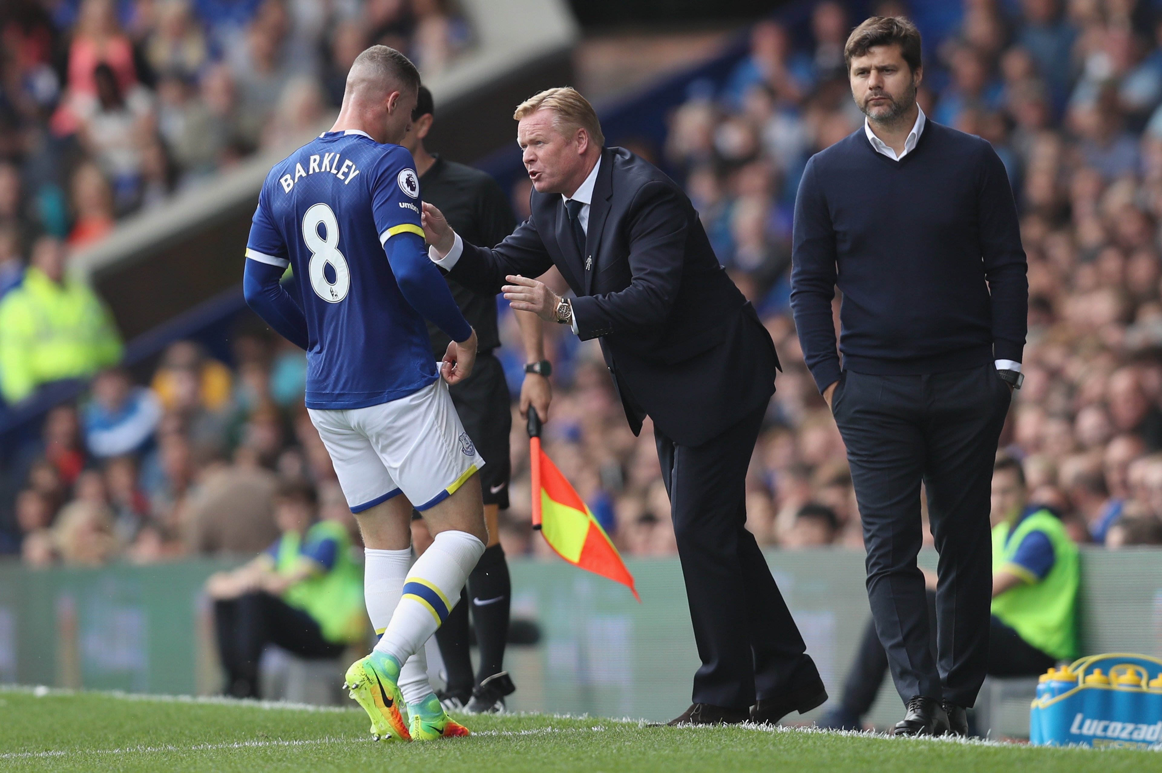 LIVERPOOL, ENGLAND - AUGUST 13: Ronald Koeman, Manager of Everton gives Ross Barkley of Everton instructions during the Premier League match between Everton and Tottenham Hotspur at Goodison Park on August 13, 2016 in Liverpool, England.  (Photo by Chris 