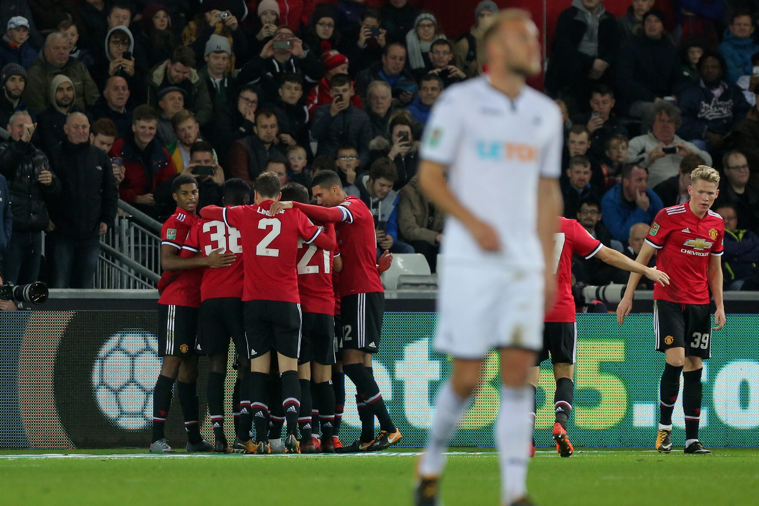 SWANSEA, WALES - OCTOBER 24: Jesse Lingard of Manchester United is mobbed by team mates celebrating his second goal during the Carabao Cup Fourth Round match between Swansea City and Manchester United at The Liberty Stadium on October 24, 2017 in Swansea, SWANSEA, WALES - OCTOBER 24: Jesse Lingard of Manchester United is mobbed by team mates celebrating his second goal during the Carabao Cup Fourth Round match between Swansea City and Manchester United at The Liberty Stadium on October 24, 2017 in Swansea,
