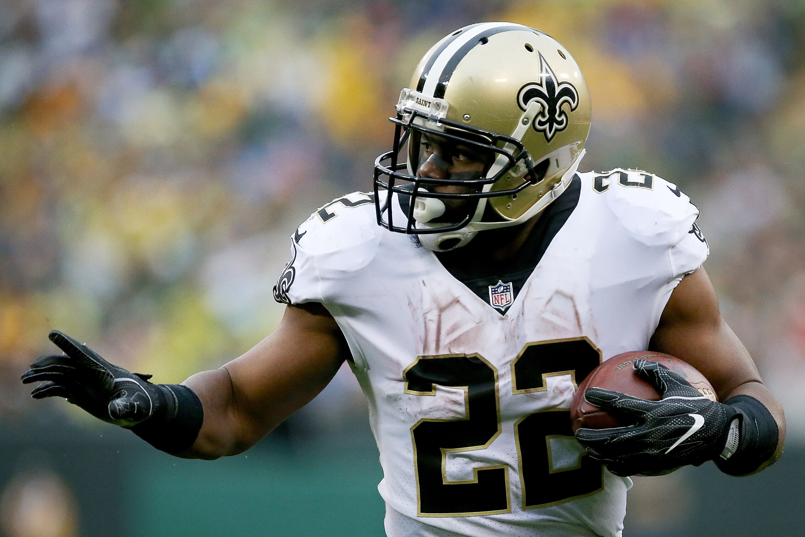 GREEN BAY, WI - OCTOBER 22:  Mark Ingram #22 of the New Orleans Saints runs with the ball in the second quarter against the Green Bay Packers at Lambeau Field on October 22, 2017 in Green Bay, Wisconsin. (Photo by Dylan Buell/Getty Images)