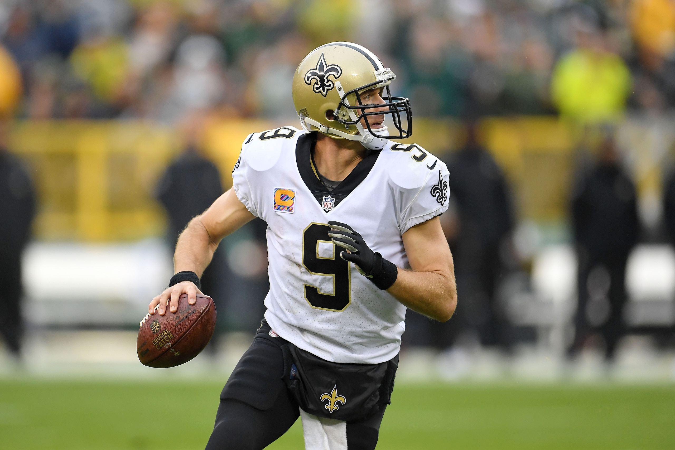 GREEN BAY, WI - OCTOBER 22: Drew Brees #9 of the New Orleans Saints looks to pass during a game against the Green Bay Packers at Lambeau Field on October 22, 2017 in Green Bay, Wisconsin. The Saints defeated the Packers 26-17. (Photo by Stacy Revere/Ge GREEN BAY, WI - OCTOBER 22: Drew Brees #9 of the New Orleans Saints looks to pass during a game against the Green Bay Packers at Lambeau Field on October 22, 2017 in Green Bay, Wisconsin. The Saints defeated the Packers 26-17. (Photo by Stacy Revere/Ge