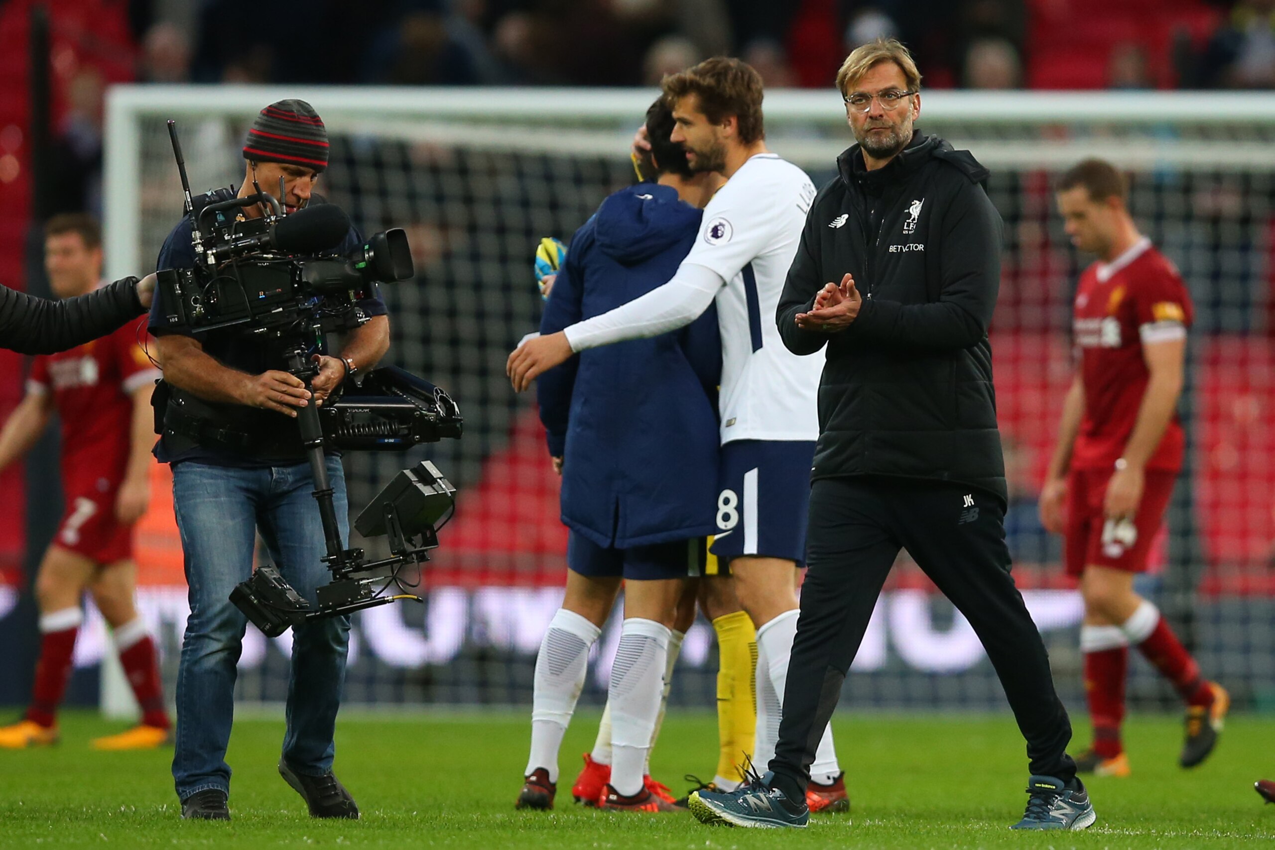LONDON, ENGLAND - OCTOBER 22: Jurgen Klopp the head coach / manager of Liverpool applauds as he walks off during the Premier League match between Tottenham Hotspur and Liverpool at Wembley Stadium on October 22, 2017 in London, England. (Photo by Catherin