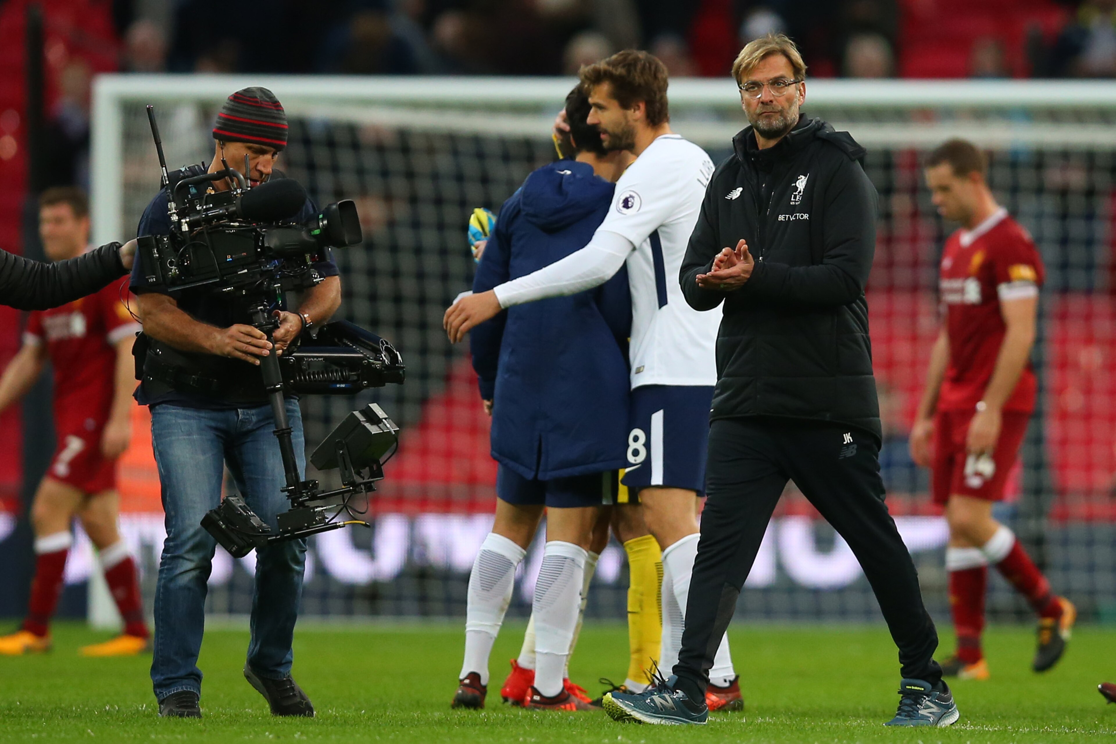 LONDON, ENGLAND - OCTOBER 22: Jurgen Klopp the head coach / manager of Liverpool applauds as he walks off during the Premier League match between Tottenham Hotspur and Liverpool at Wembley Stadium on October 22, 2017 in London, England. (Photo by Catherin