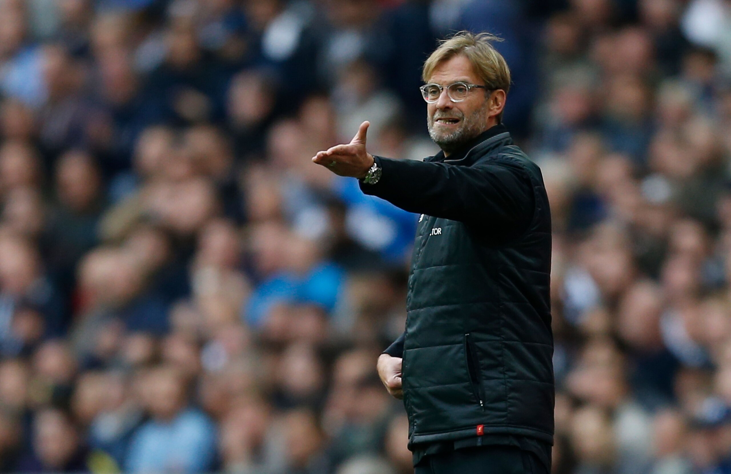 Liverpool's German manager Jurgen Klopp gestures on the touchline during the English Premier League football match between Tottenham Hotspur and Liverpool at Wembley Stadium in London, on October 22, 2017. / AFP PHOTO / IKIMAGES / Ian KINGTON / RESTRICTED