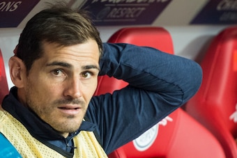 Porto´s Spanish goalkeeper Iker Casillas sits on the banch during the UEFA Champions League group G football match RB Leipzig v FC Porto in Leipzig, eastern Germany on October 17, 2017.  / AFP PHOTO / ROBERT MICHAEL        (Photo credit should read ROBERT