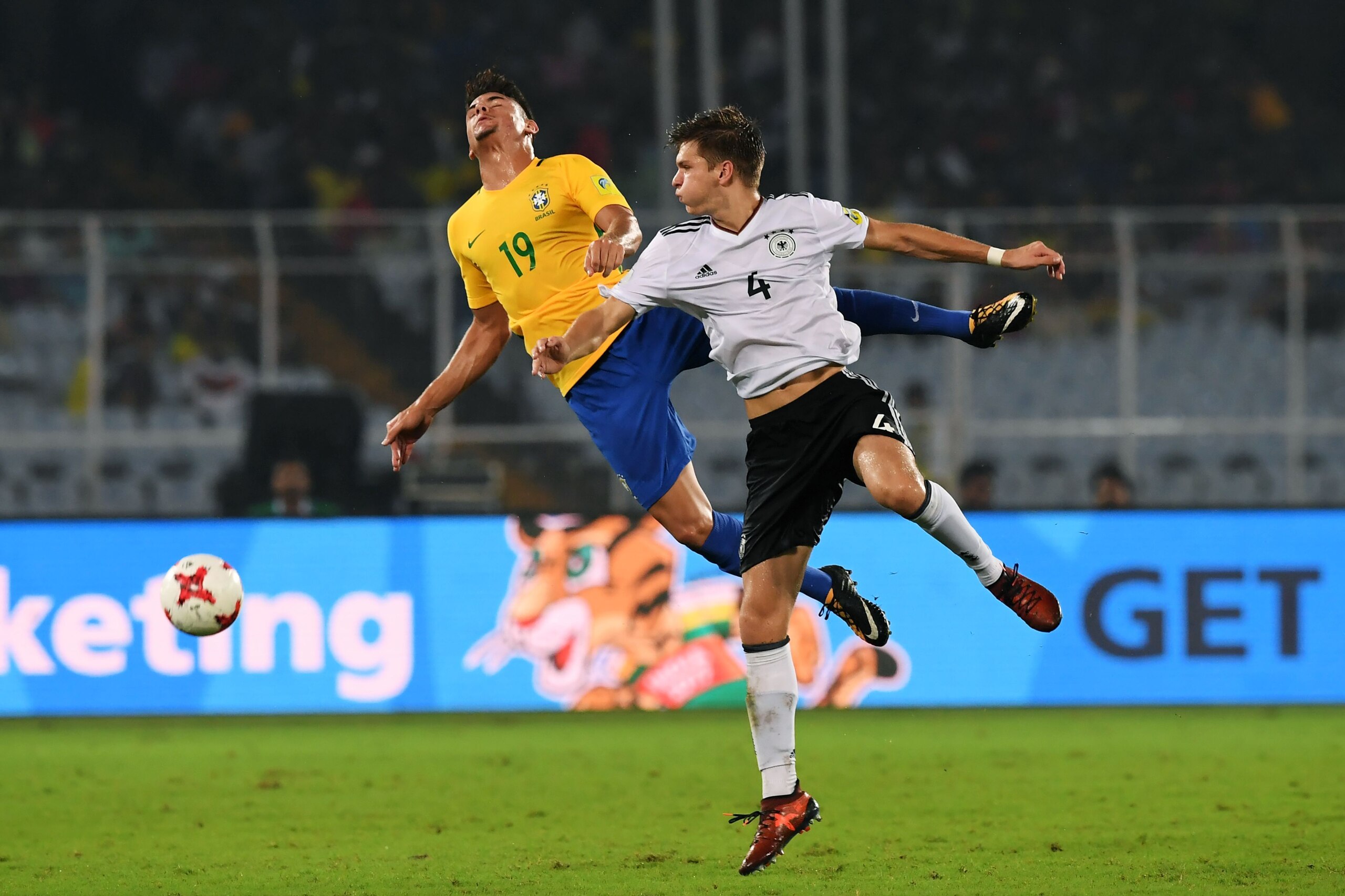 Germany's Dominik Becker (R) fights for the ball with Brazil's Yuri Alberto during the quarter-final football match of the FIFA U-17 World Cup at The Vivekananda Yuba Bharati Krirangan Stadium in Kolkata on October 22, 2017. / AFP PHOTO / Dibyangshu SARKA