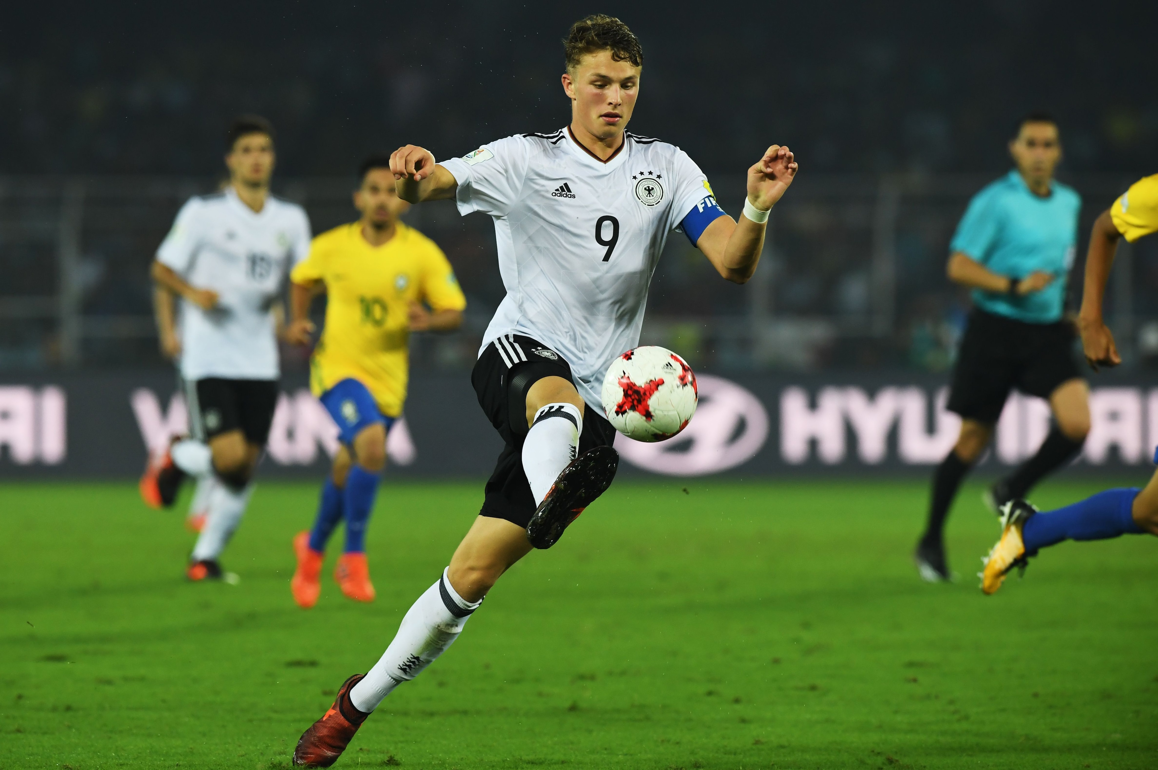 Germany's Jann-Fiete Arp controls the ball during the quarter-final football match of the FIFA U-17 World Cup at The Vivekananda Yuba Bharati Krirangan Stadium in Kolkata on October 22, 2017. / AFP PHOTO / Dibyangshu SARKAR / RESTRICTED TO EDITORIAL USE  