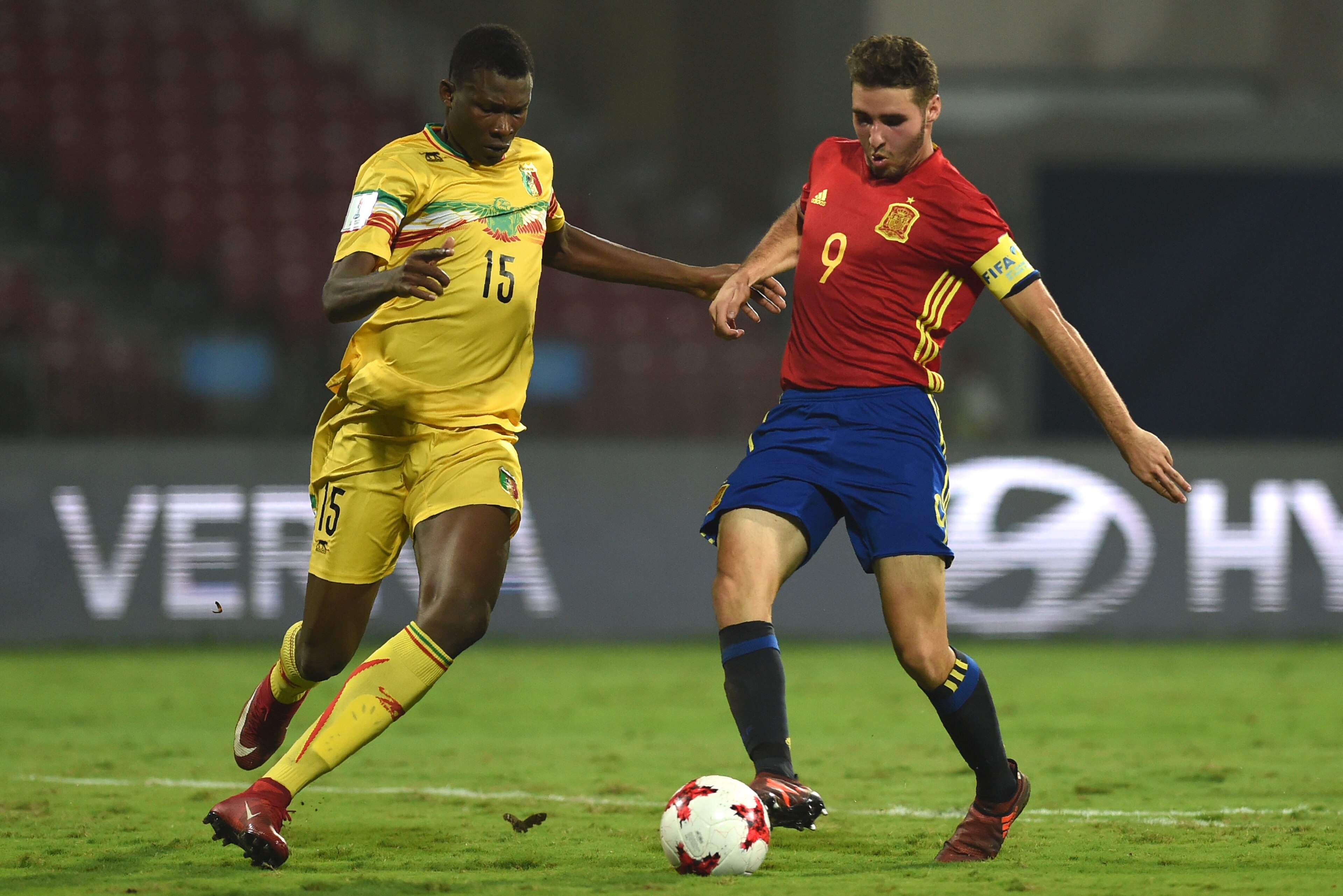 Abel Ruiz of Spain (R) and Abdoulaye Diaby of Mali vie for the ball during the second semi final football match between Mali and Spain in the FIFA U-17 World Cup at the D.Y.Patil stadium in Navi Mumbai on October 25, 2017. / AFP PHOTO / PUNIT PARANJPE    