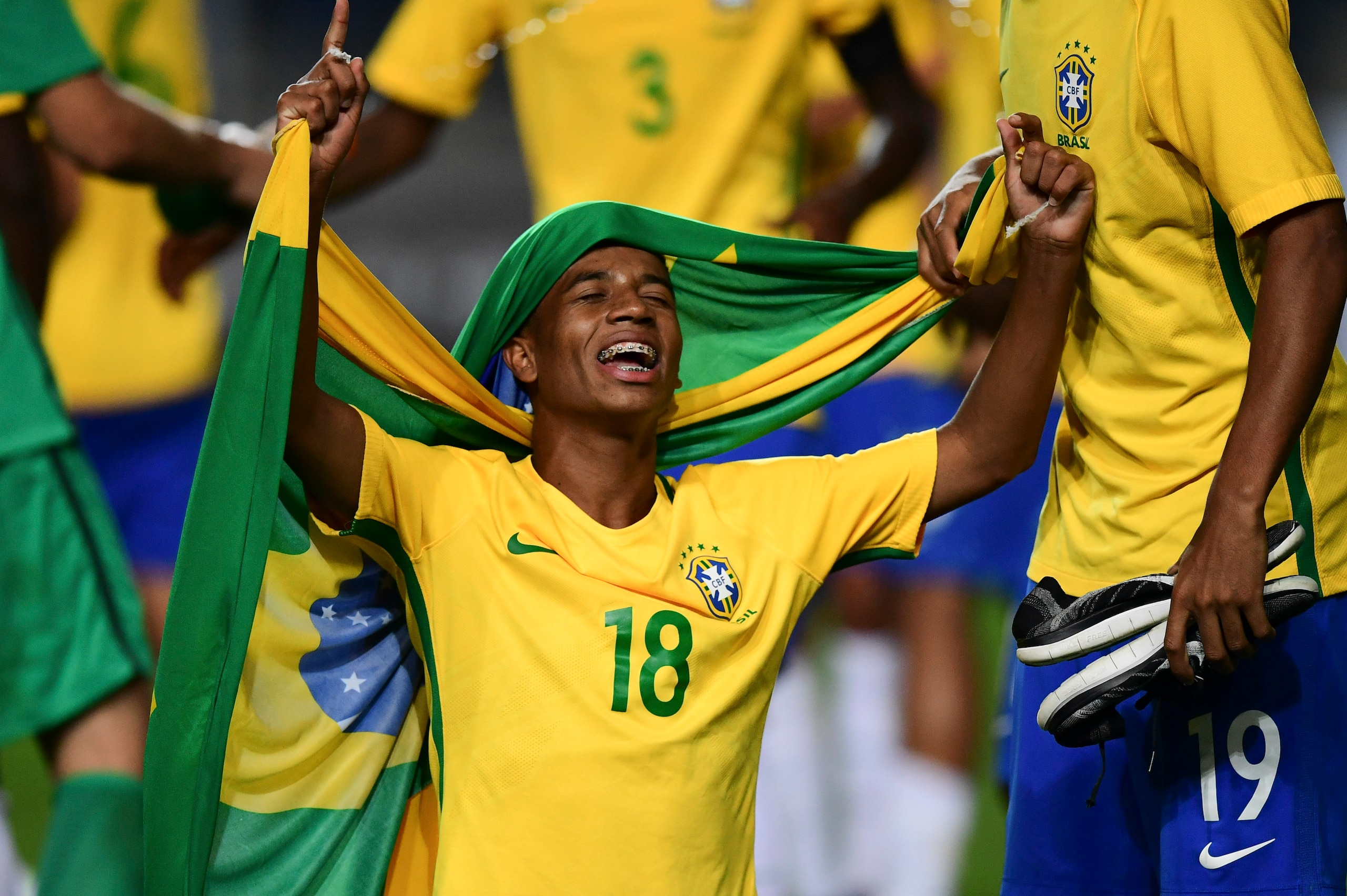 Brazil´s Marcos Antonio celebrates the team's first place finish in the South American U-17 football tournament in Rancagua, some 90 km south of Santiago de Chile on March 19, 2017. / AFP PHOTO / MARTIN BERNETTI        (Photo credit should read MARTIN BER