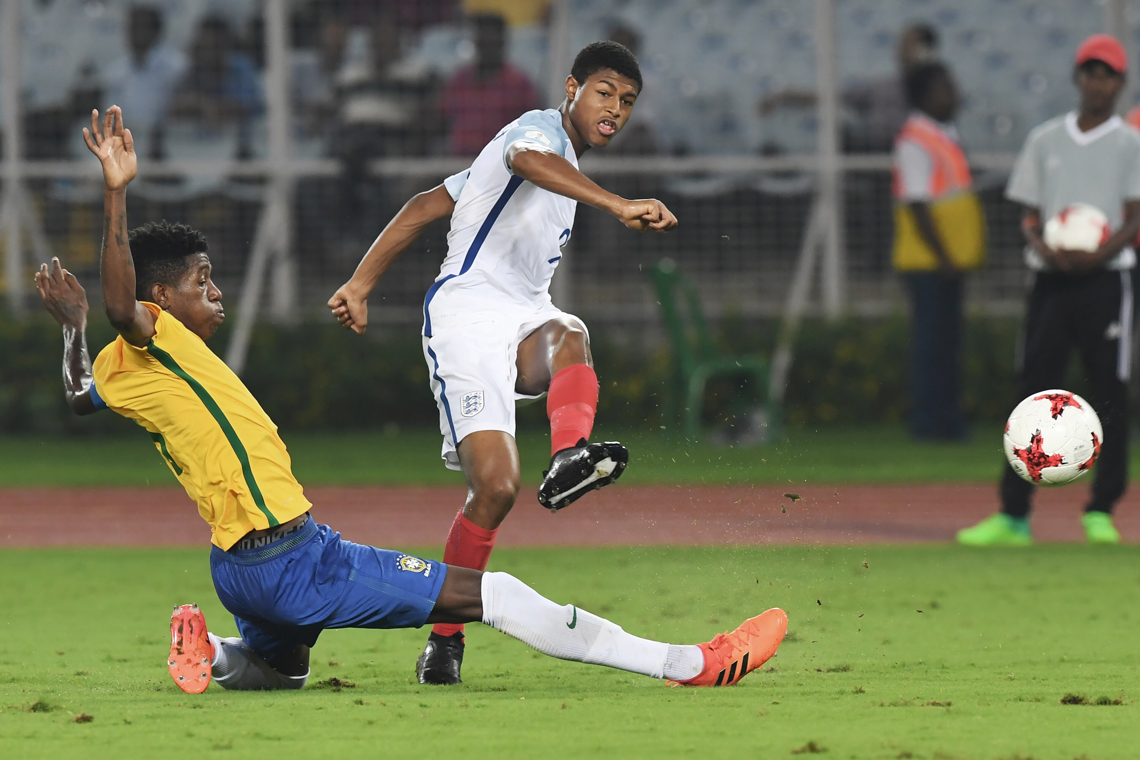 Rhian Brewster(L) of England kicks the ball during the semifinal football match in the FIFA U-17 World Cup at the Vivekananda Yuba Bharati Krirangan stadium in Kolkata on October 25, 2017. / AFP PHOTO / Dibyangshu SARKAR        (Photo credit should read D