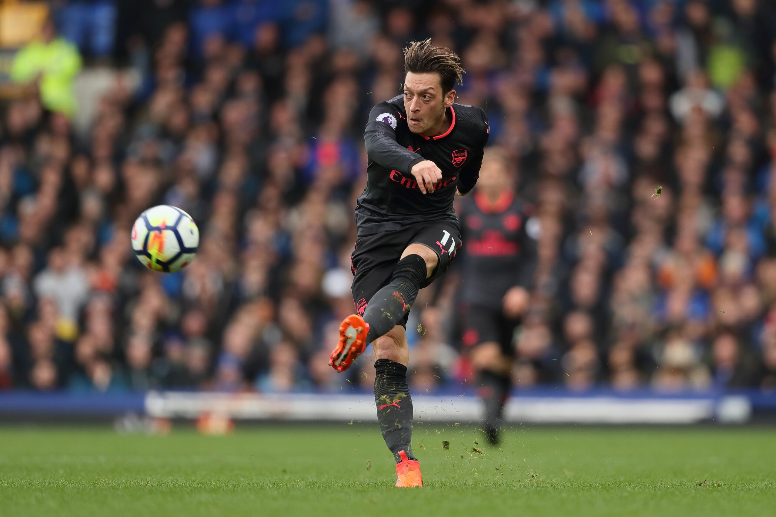 LIVERPOOL, ENGLAND - OCTOBER 22: Mesut Ozil of Arsenal during the Premier League match between Everton and Arsenal at Goodison Park on October 22, 2017 in Liverpool, England. (Photo by Matthew Ashton - AMA/Getty Images)