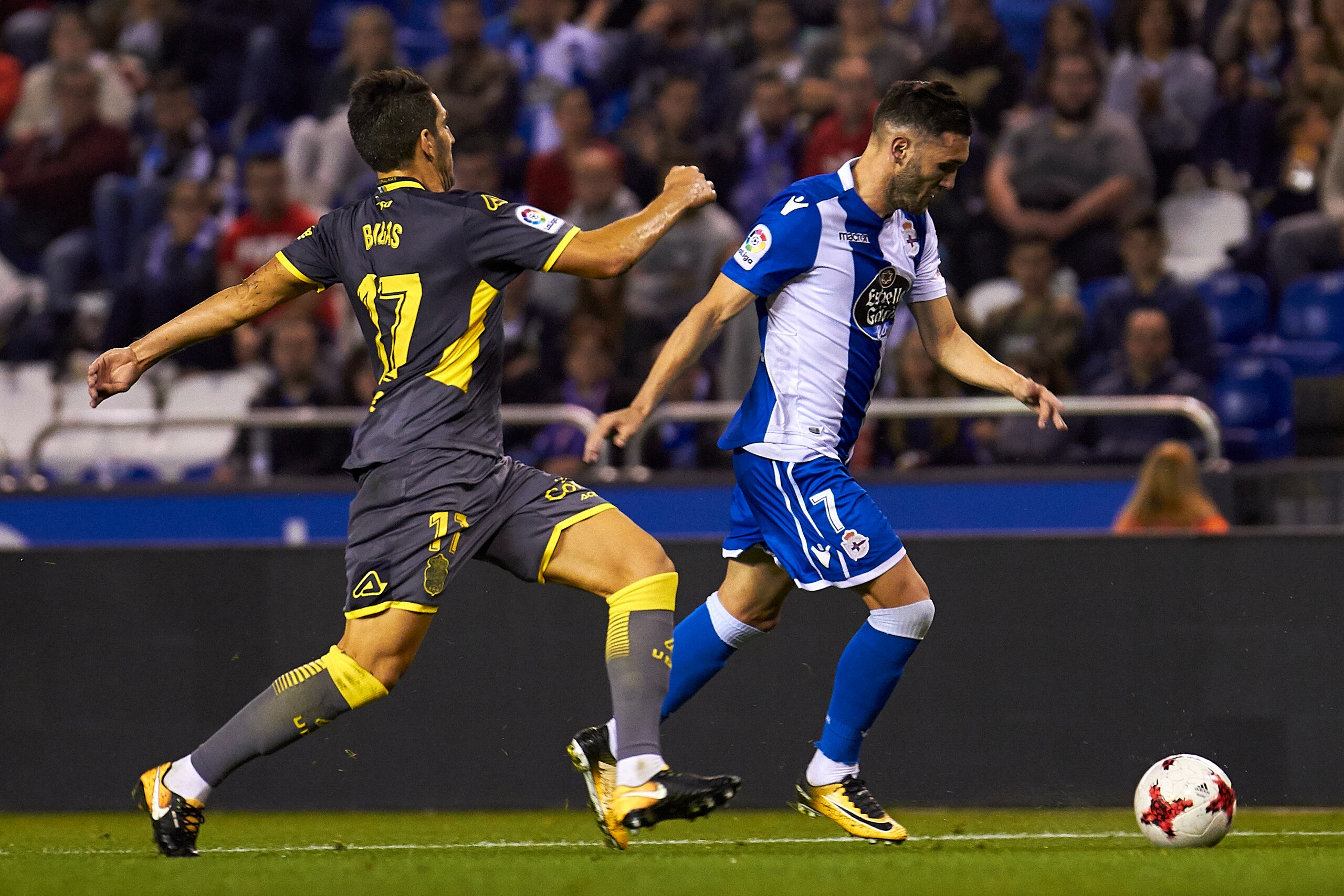 LA CORUNA, SPAIN - OCTOBER 26:  Lucas Perez of Deportivo de La Coruna is challenged by Pedro Bigas of UD Las Palmas during the Copa del Rey first leg match between Deportivo de La Coruna and UD Las Palmas at Riazor Abanca Stadium on October 26, 2017 in La
