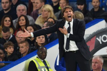Chelsea's Italian head coach Antonio Conte gestures during the English League Cup fourth round football match between Chelsea and Everton at Stamford Bridge in London on October 25, 2017. / AFP PHOTO / Glyn KIRK / RESTRICTED TO EDITORIAL USE. No use with 