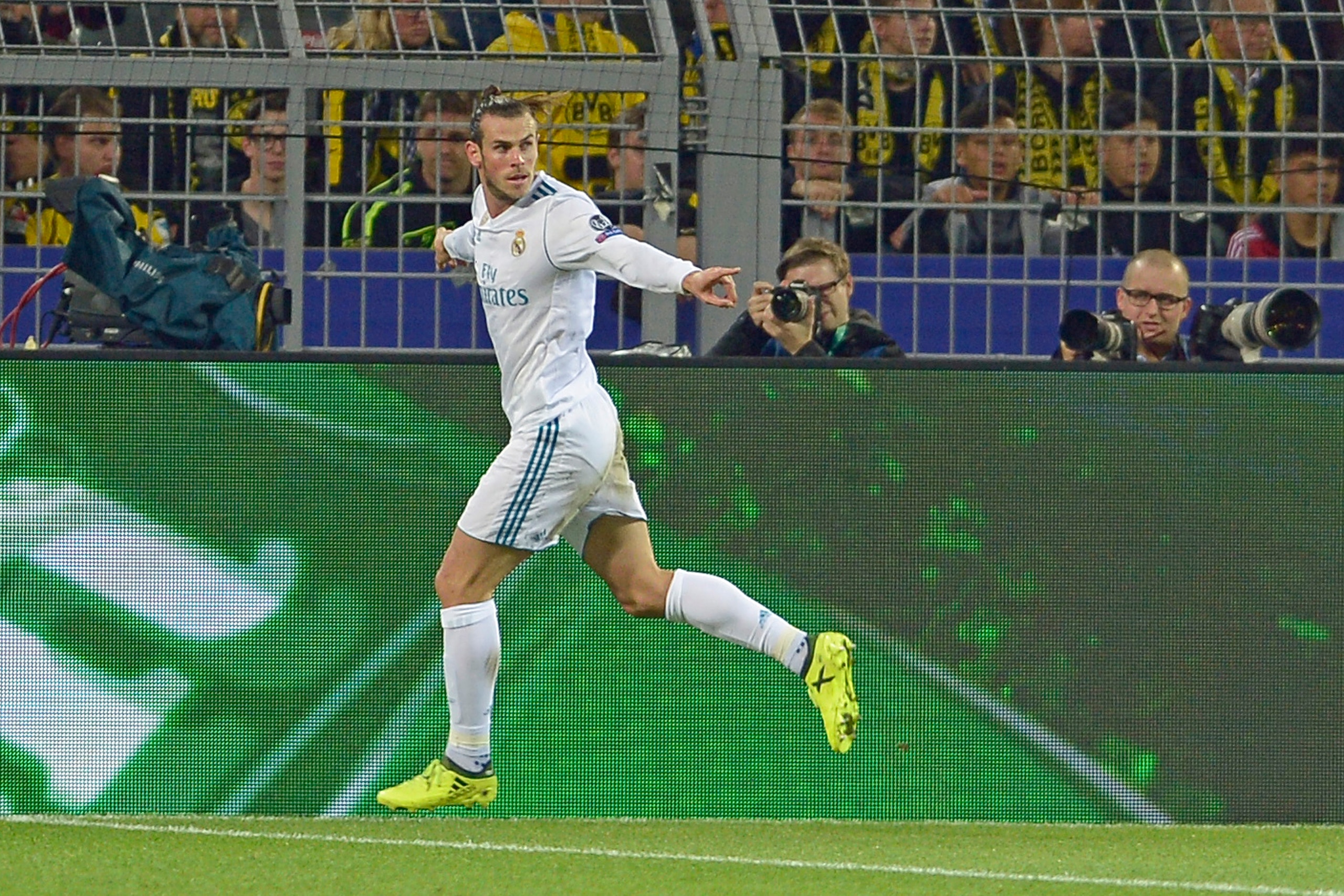 DORTMUND, GERMANY - SEPTEMBER 26: Gareth Bale of Real Madrid celebrates after scoring his team`s first goal during the UEFA Champions League group H match between Borussia Dortmund and Real Madrid at Signal Iduna Park on September 26, 2017 in Dortmund, Ge DORTMUND, GERMANY - SEPTEMBER 26: Gareth Bale of Real Madrid celebrates after scoring his team`s first goal during the UEFA Champions League group H match between Borussia Dortmund and Real Madrid at Signal Iduna Park on September 26, 2017 in Dortmund, Ge