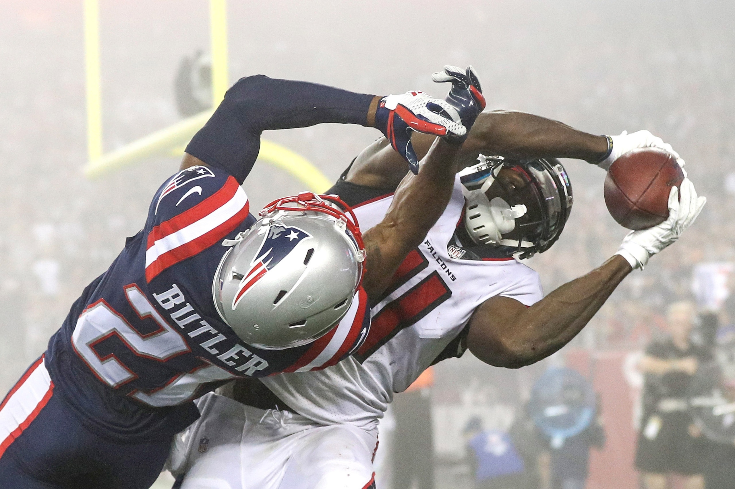 FOXBORO, MA - OCTOBER 22: Julio Jones #11 of the Atlanta Falcons catches a touchdown pass as he is defended by Malcolm Butler #21 of the New England Patriots during the fourth quarter of a game at Gillette Stadium on October 22, 2017 in Foxboro, Massachus