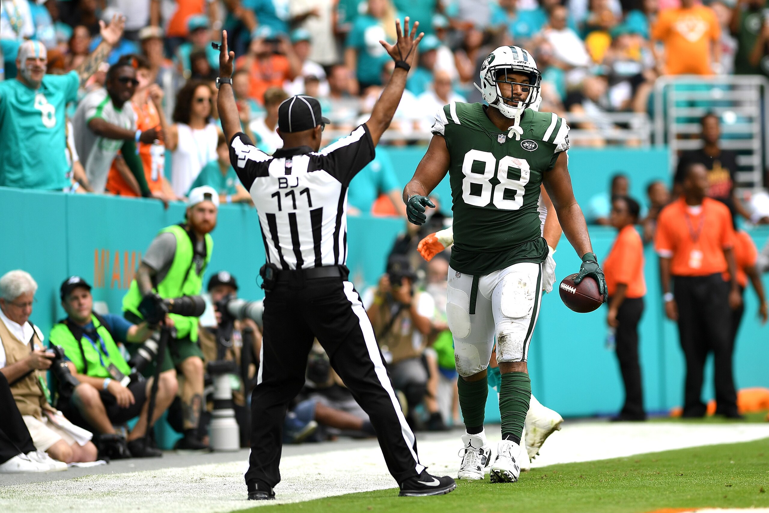MIAMI GARDENS, FL - OCTOBER 22: Austin Seferian-Jenkins #88 of the New York Jets scores during the third quarter against the Miami Dolphins at Hard Rock Stadium on October 22, 2017 in Miami Gardens, Florida. (Photo by Rob Foldy/Getty Images)