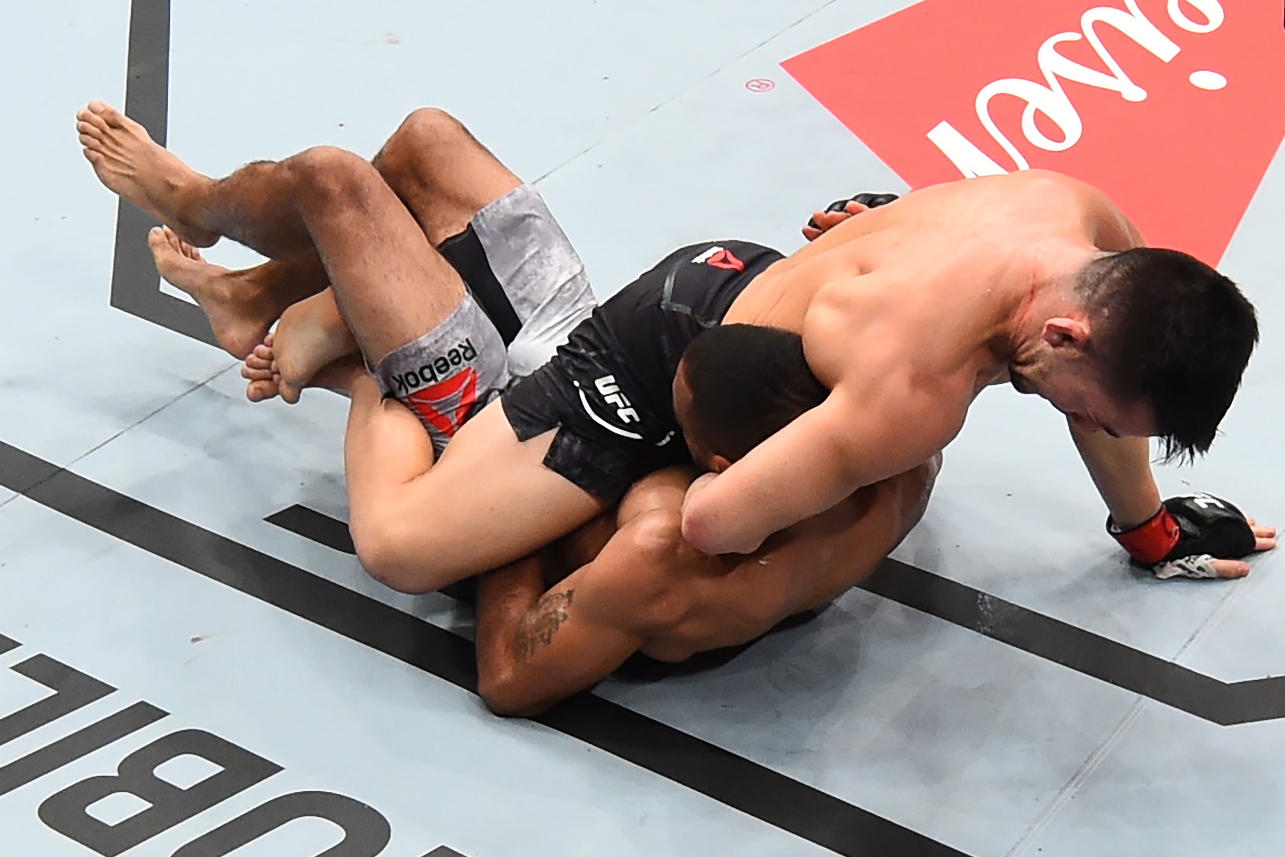 SAO PAULO, BRAZIL - OCTOBER 28:  (R-L) Pedro Munhoz of Brazil submits Rob Font in their bantamweight bout during the UFC Fight Night event inside the Ibirapuera Gymnasium on October 28, 2017 in Sao Paulo, Brazil. (Photo by Josh Hedges/Zuffa LLC/Zuffa LLC 