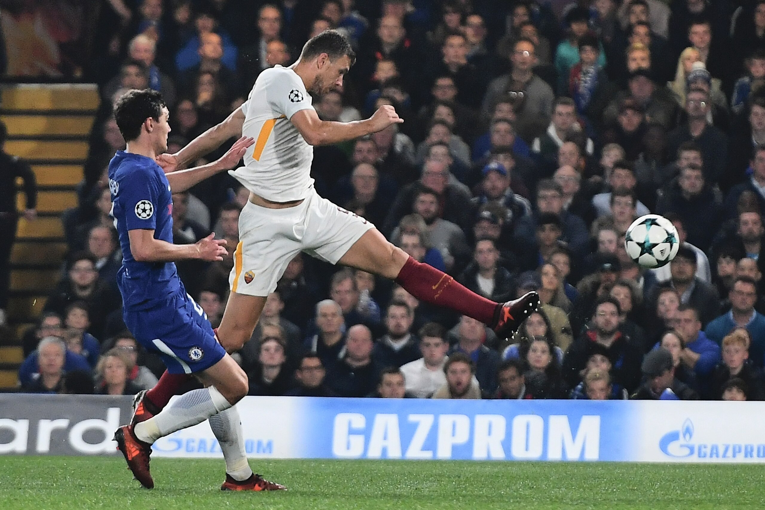 LONDON, ENGLAND - OCTOBER 18: Edin Dzeko of AS Roma scores his sides second goal during the UEFA Champions League group C match between Chelsea FC and AS Roma at Stamford Bridge on October 18, 2017 in London, United Kingdom. (Photo by Dan Mullan/Getty I LONDON, ENGLAND - OCTOBER 18: Edin Dzeko of AS Roma scores his sides second goal during the UEFA Champions League group C match between Chelsea FC and AS Roma at Stamford Bridge on October 18, 2017 in London, United Kingdom. (Photo by Dan Mullan/Getty I