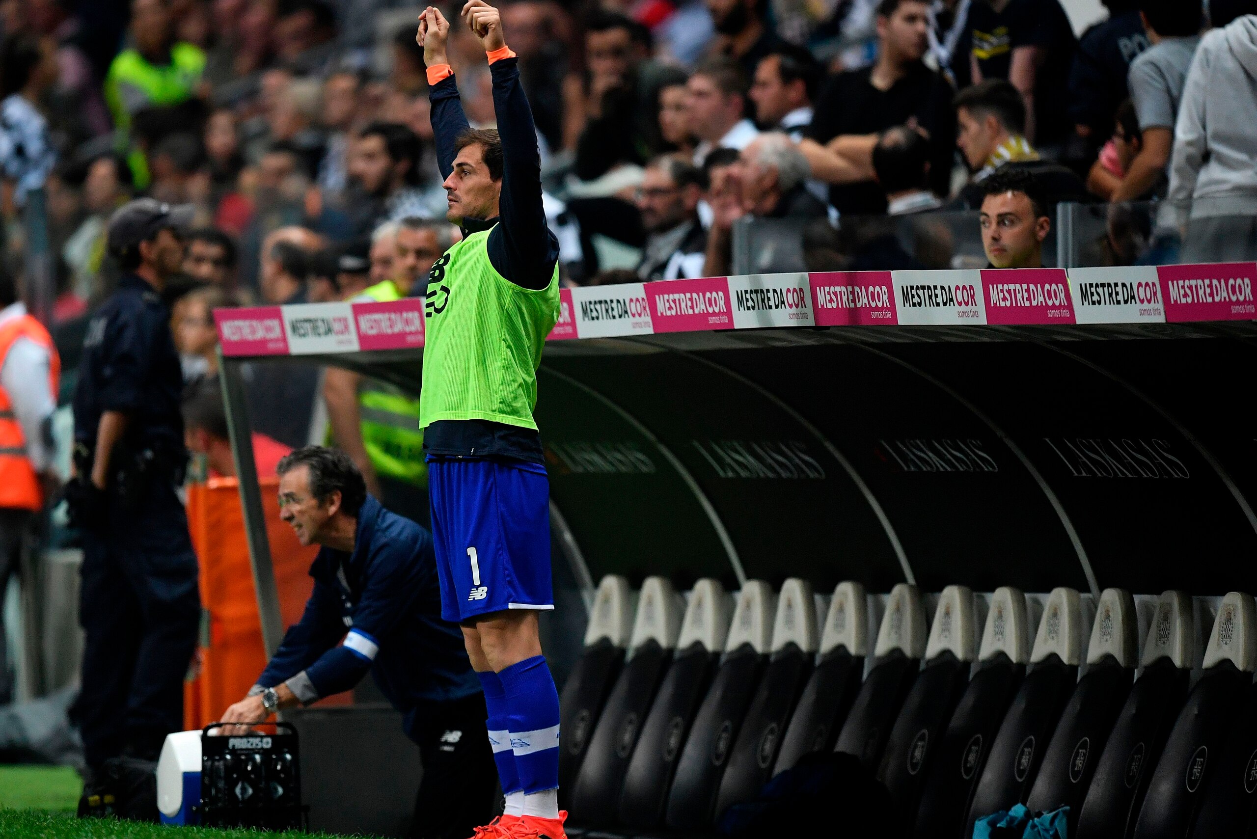 Porto's Spanish goalkeeper Iker Casillas gestures as he looks on from the becnch during the Portuguese league football match Boavista FC vs FC Porto at the Bessa XXI stadium in Porto on October 28, 2017. / AFP PHOTO / FRANCISCO LEONG        (Photo credit 