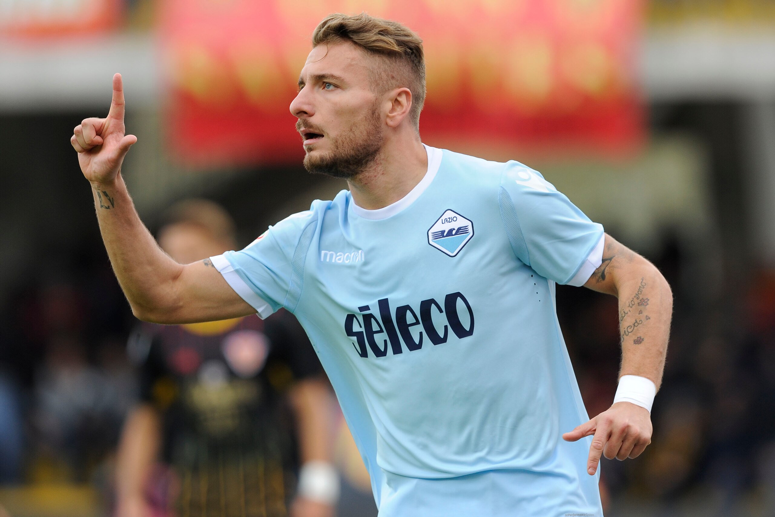 BENEVENTO, BENEWENTO - OCTOBER 29:  Ciro Immobile of SS Lazio celebrates their second goal during the Serie A match between Benevento Calcio and SS Lazio at Stadio Ciro Vigorito on October 29, 2017 in Benevento, Italy.  (Photo by Marco Rosi/Getty Images)