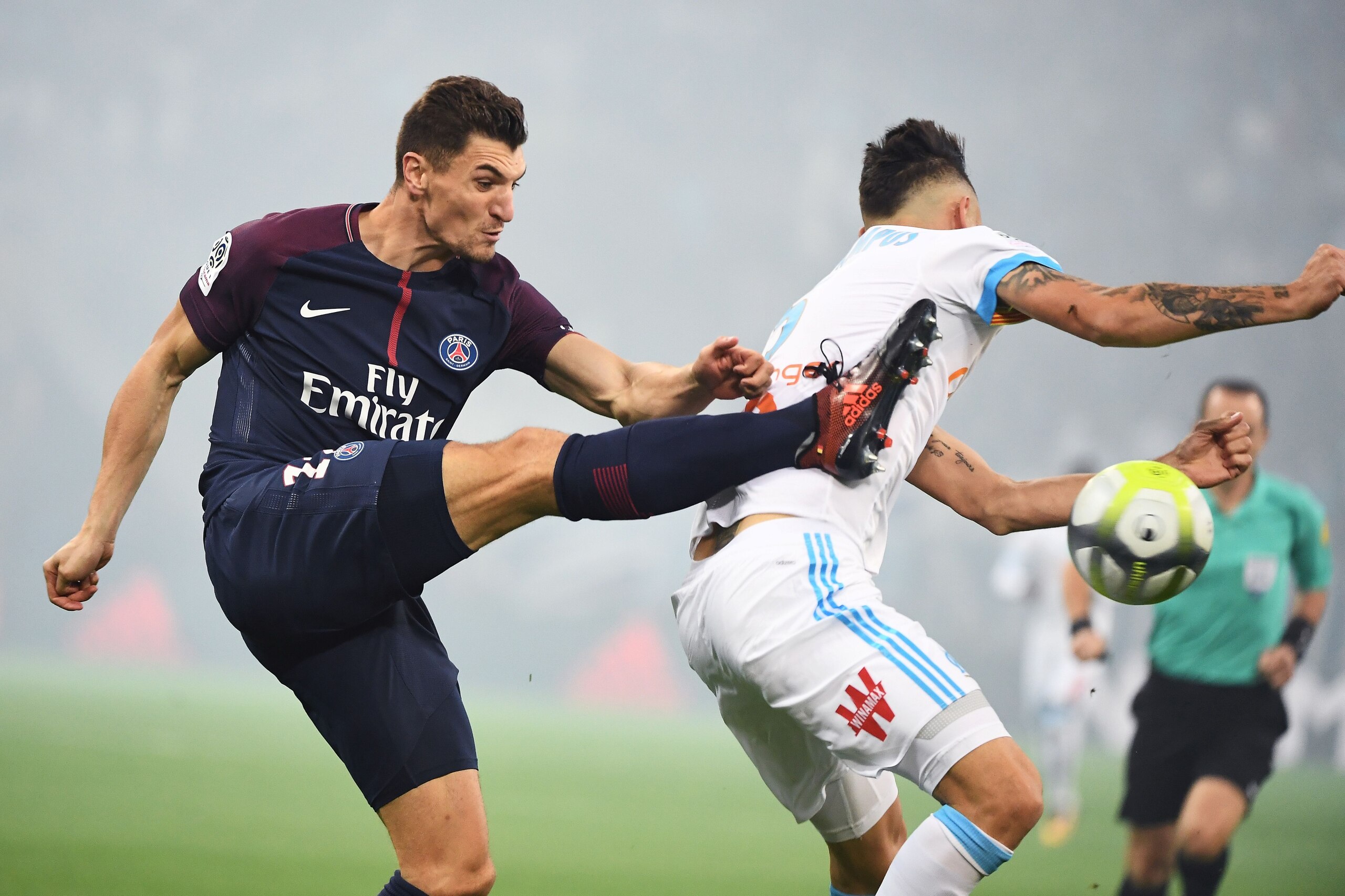 Paris Saint-Germain's Belgian defender Thomas Meunier (L) controls the ball   during the French L1 football match between Marseille (OM) and Paris Saint-Germain (PSG) on October 22, 2017, at the Velodrome Stadium in Marseille, southeastern France. / AFP P