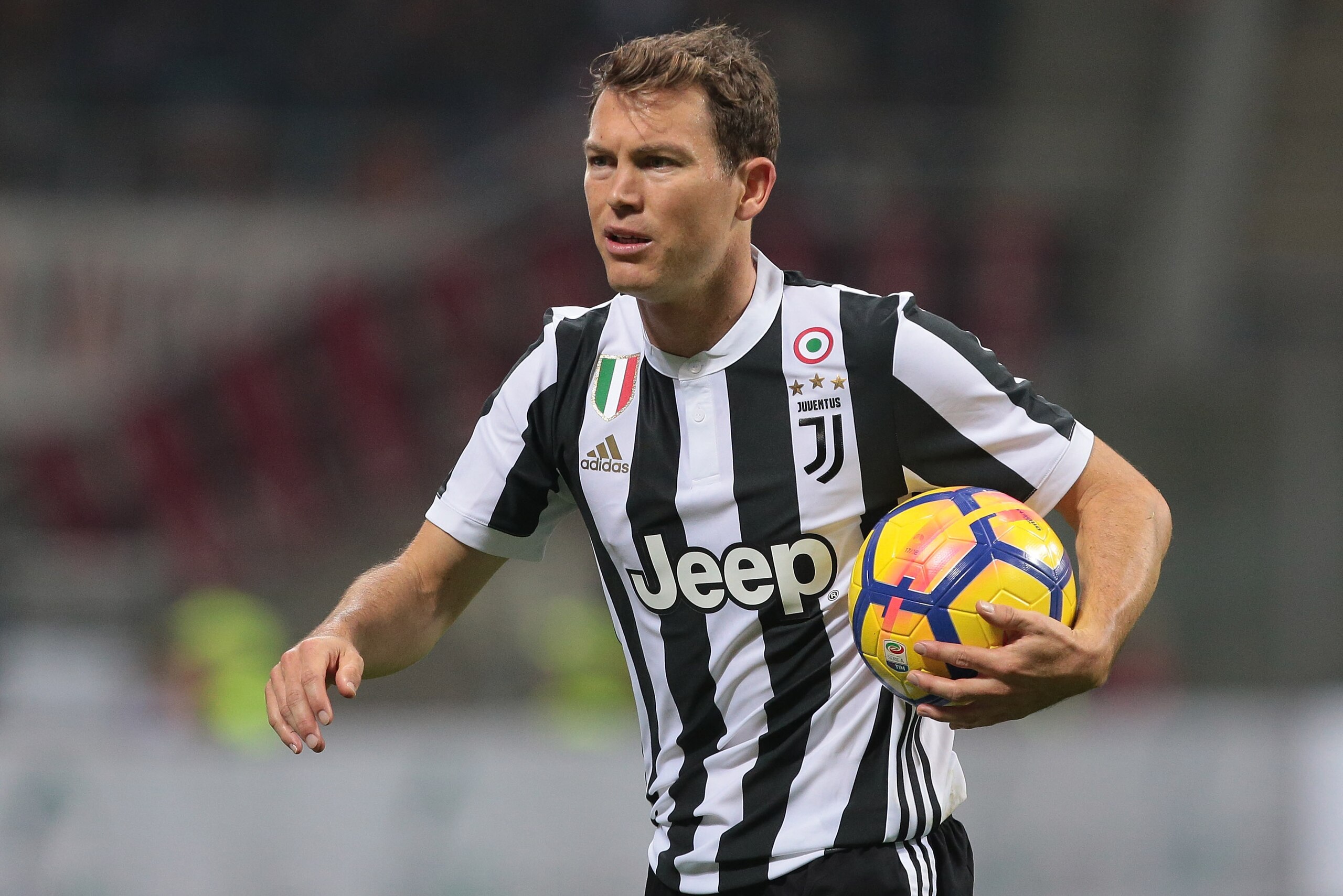 MILAN, ITALY - OCTOBER 28:  Stephan Lichtsteiner of Juventus FC looks on during the Serie A match between AC Milan and Juventus at Stadio Giuseppe Meazza on October 28, 2017 in Milan, Italy.  (Photo by Emilio Andreoli/Getty Images)