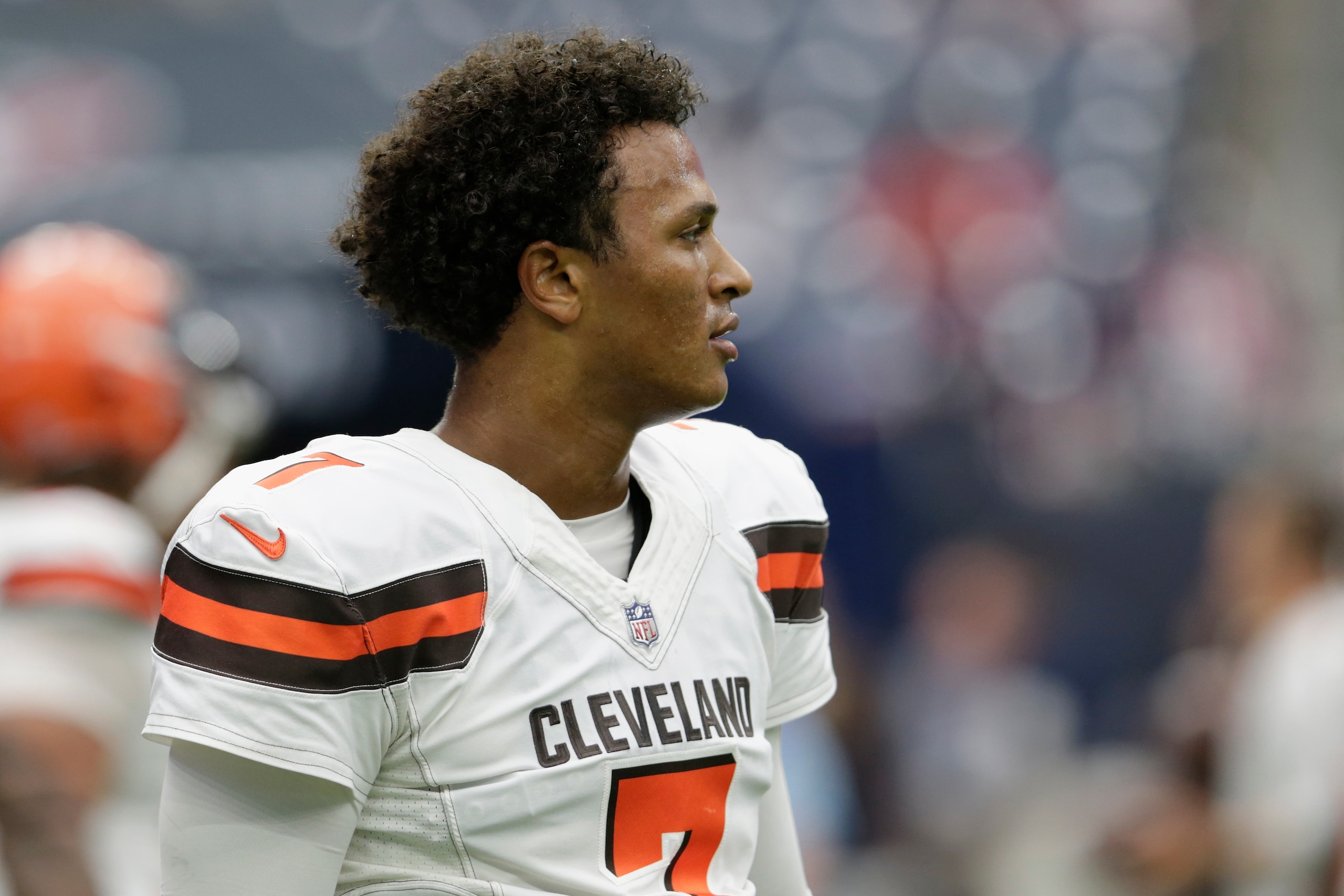 HOUSTON, TX - OCTOBER 15: DeShone Kizer #7 of the Cleveland Browns warms up before the game against the Houston Texans at NRG Stadium on October 15, 2017 in Houston, Texas. (Photo by Tim Warner/Getty Images)