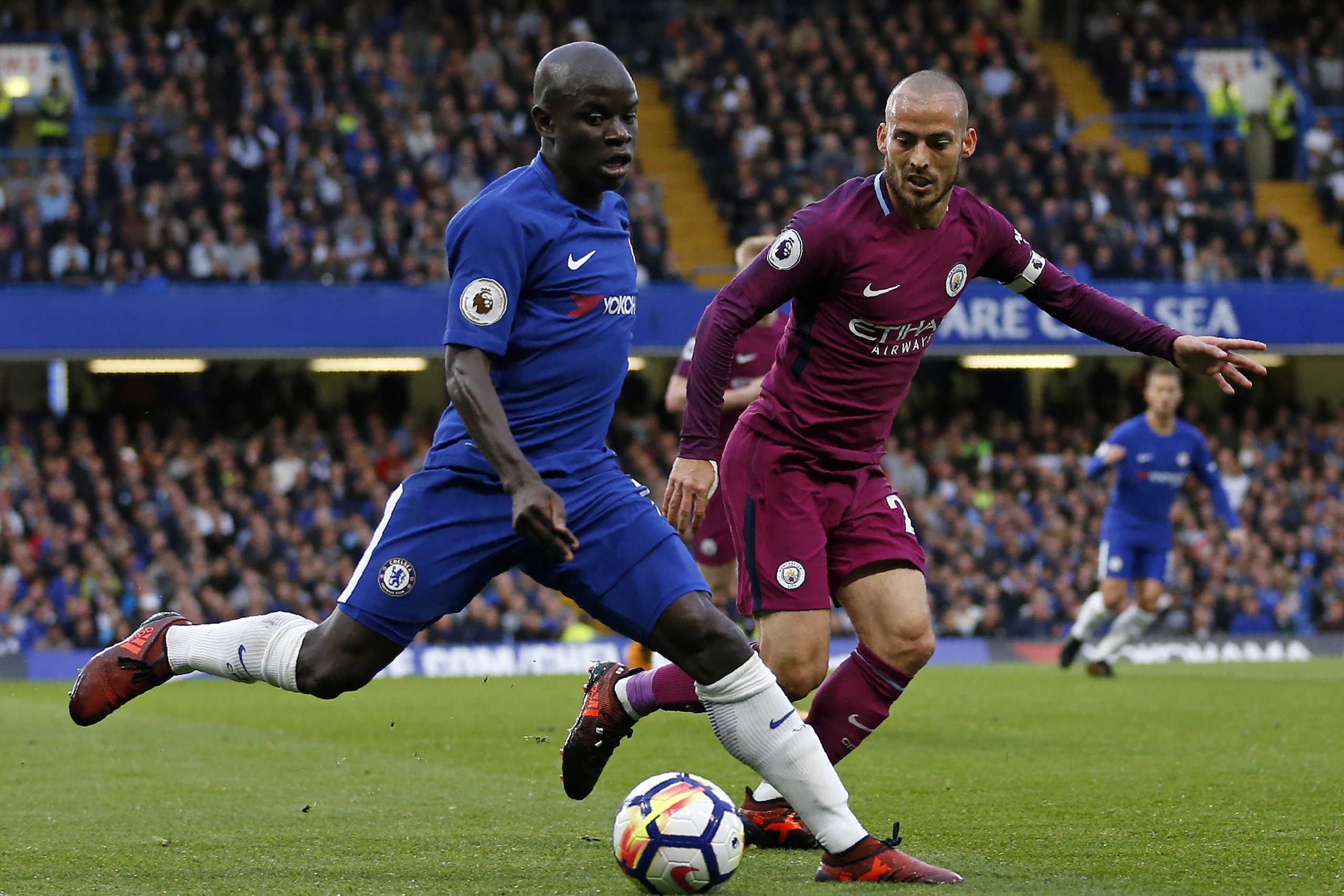 Chelsea's French midfielder N'Golo Kante (L) vies with Manchester City's Spanish midfielder David Silva during the English Premier League football match between Chelsea and Manchester City at Stamford Bridge in London on September 30, 2017. / AFP PHOTO / 