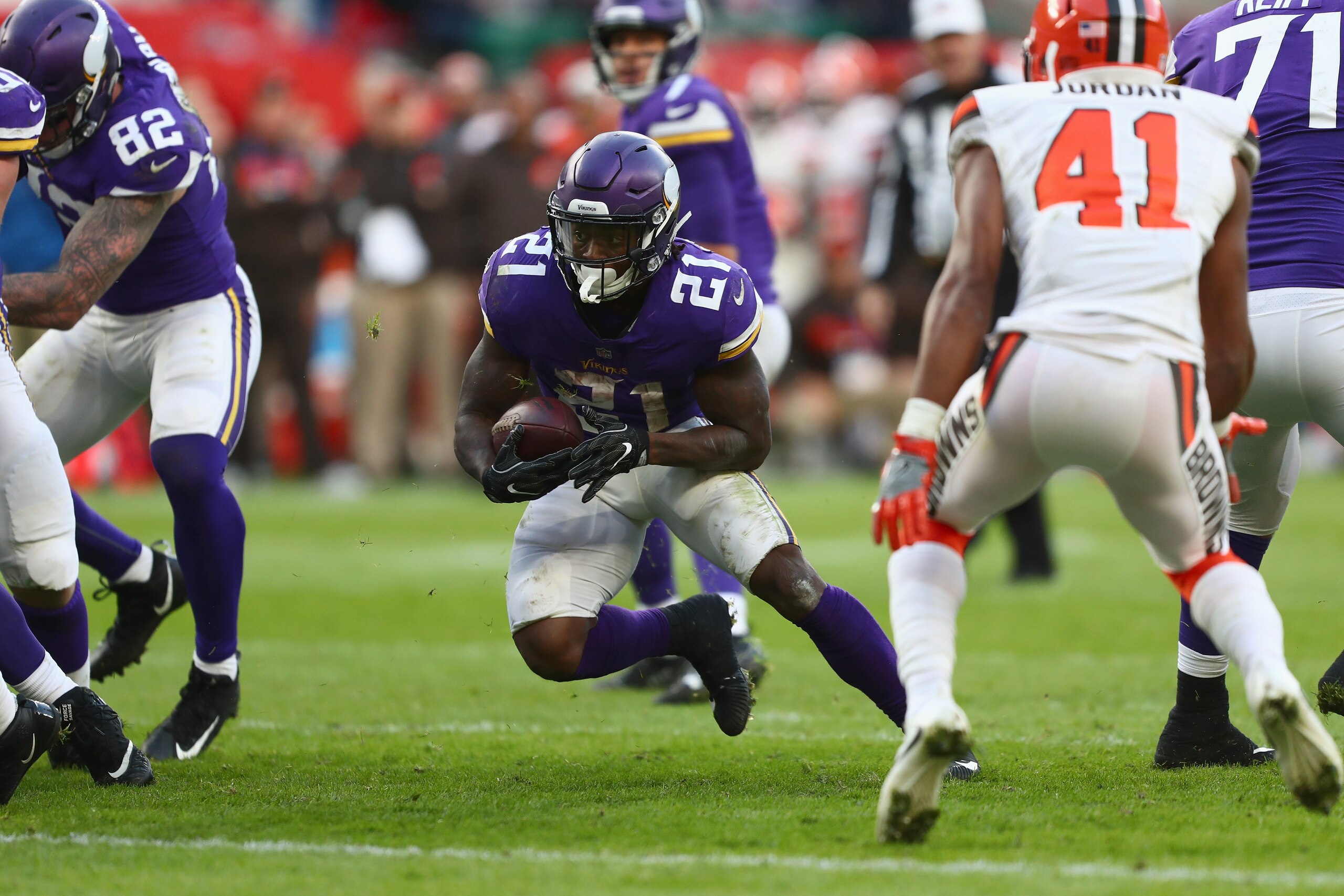 LONDON, ENGLAND - OCTOBER 29: Jerick McKinnon of the Minnesota Vikings runs the ball during the NFL International Series match between Minnesota Vikings and Cleveland Browns at Twickenham Stadium on October 29, 2017 in London, England. (Photo by Naomi Ba LONDON, ENGLAND - OCTOBER 29: Jerick McKinnon of the Minnesota Vikings runs the ball during the NFL International Series match between Minnesota Vikings and Cleveland Browns at Twickenham Stadium on October 29, 2017 in London, England. (Photo by Naomi Ba