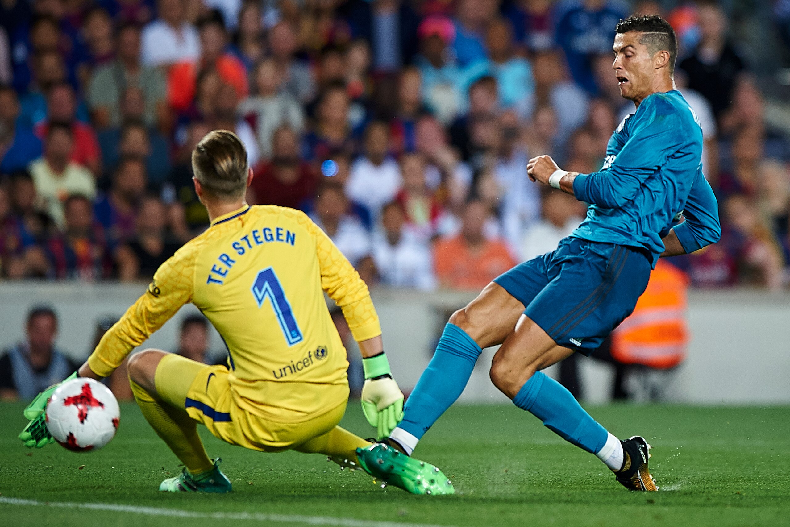 BARCELONA, SPAIN - AUGUST 13:  Ter Stegen (L) of Barcelona competes for the ball with Cristiano Ronaldo of Real Madrid during the Supercopa de Espana Supercopa Final 1st Leg match between FC Barcelona and Real Madrid at Camp Nou on August 13, 2017 in Barc