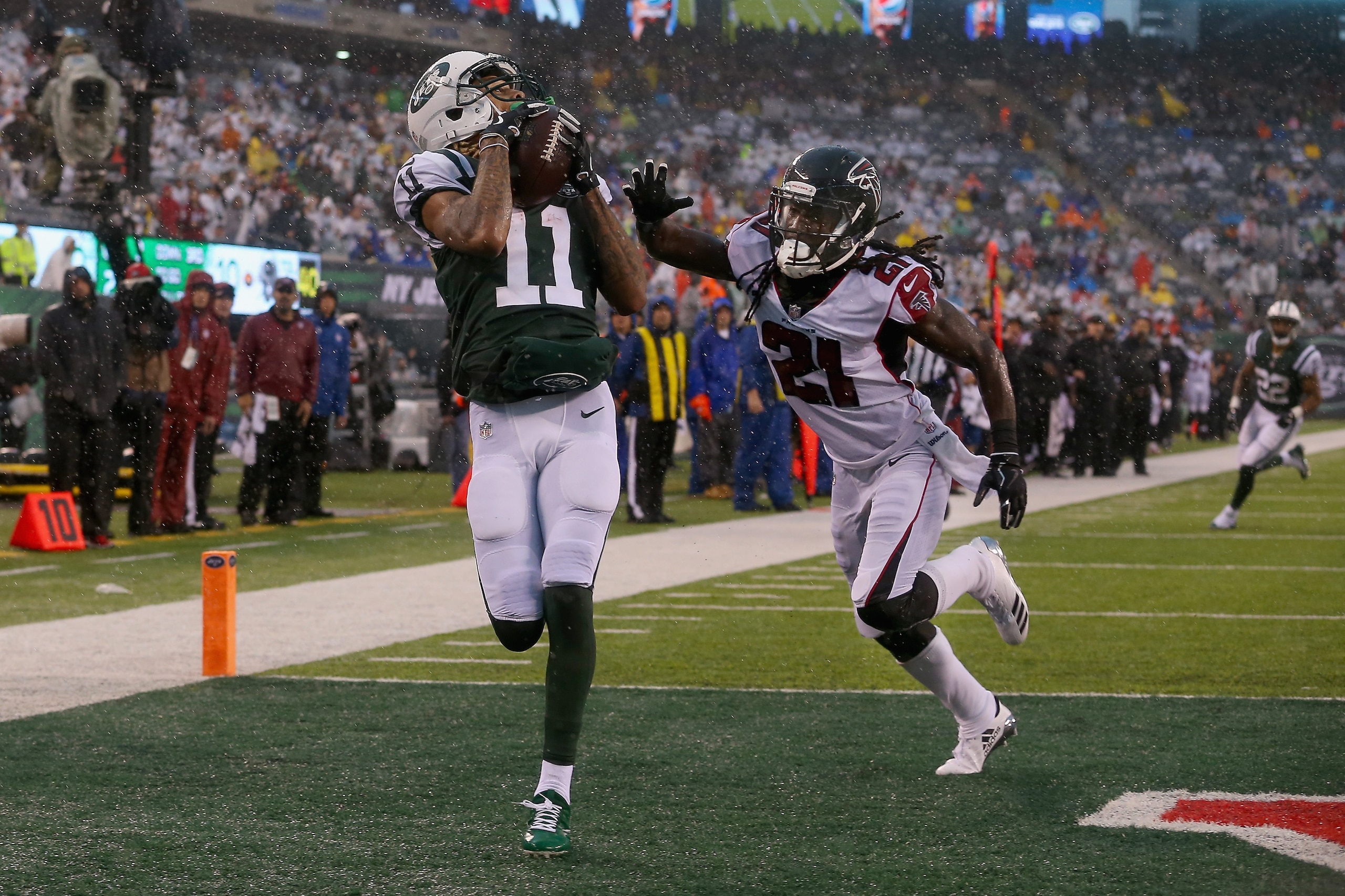EAST RUTHERFORD, NJ - OCTOBER 29: Wide receiver Robby Anderson #11 of the New York Jets scores a touchdown against cornerback Desmond Trufant #21 of the Atlanta Falcons during the second quarter of the game at MetLife Stadium on October 29, 2017 in East EAST RUTHERFORD, NJ - OCTOBER 29: Wide receiver Robby Anderson #11 of the New York Jets scores a touchdown against cornerback Desmond Trufant #21 of the Atlanta Falcons during the second quarter of the game at MetLife Stadium on October 29, 2017 in East