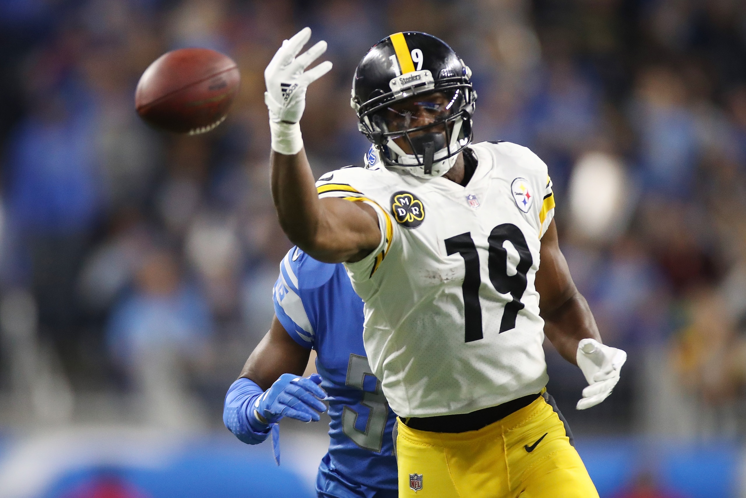 DETROIT, MI - OCTOBER 29: Wide receiver JuJu Smith-Schuster #19 of the Pittsburgh Steelers cannot pull in a pass against the Detroit Lions during the first half at Ford Field on October 29, 2017 in Detroit, Michigan. (Photo by Gregory Shamus/Getty Images) DETROIT, MI - OCTOBER 29: Wide receiver JuJu Smith-Schuster #19 of the Pittsburgh Steelers cannot pull in a pass against the Detroit Lions during the first half at Ford Field on October 29, 2017 in Detroit, Michigan. (Photo by Gregory Shamus/Getty Images)
