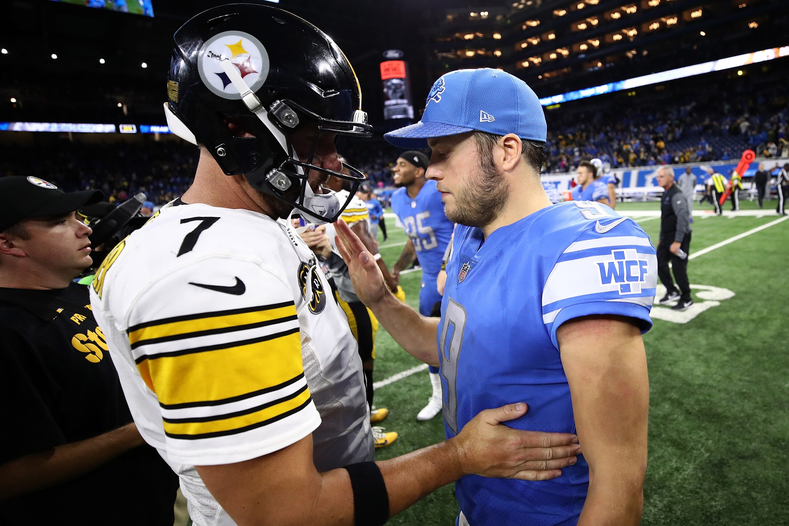 DETROIT, MI - OCTOBER 29: Quarterback Matthew Stafford #9 meets with quarterback Ben Roethlisberger #7 of the Pittsburgh Steelers after a 20-15 loss at Ford Field on October 29, 2017 in Detroit, Michigan. (Photo by Gregory Shamus/Getty Images)