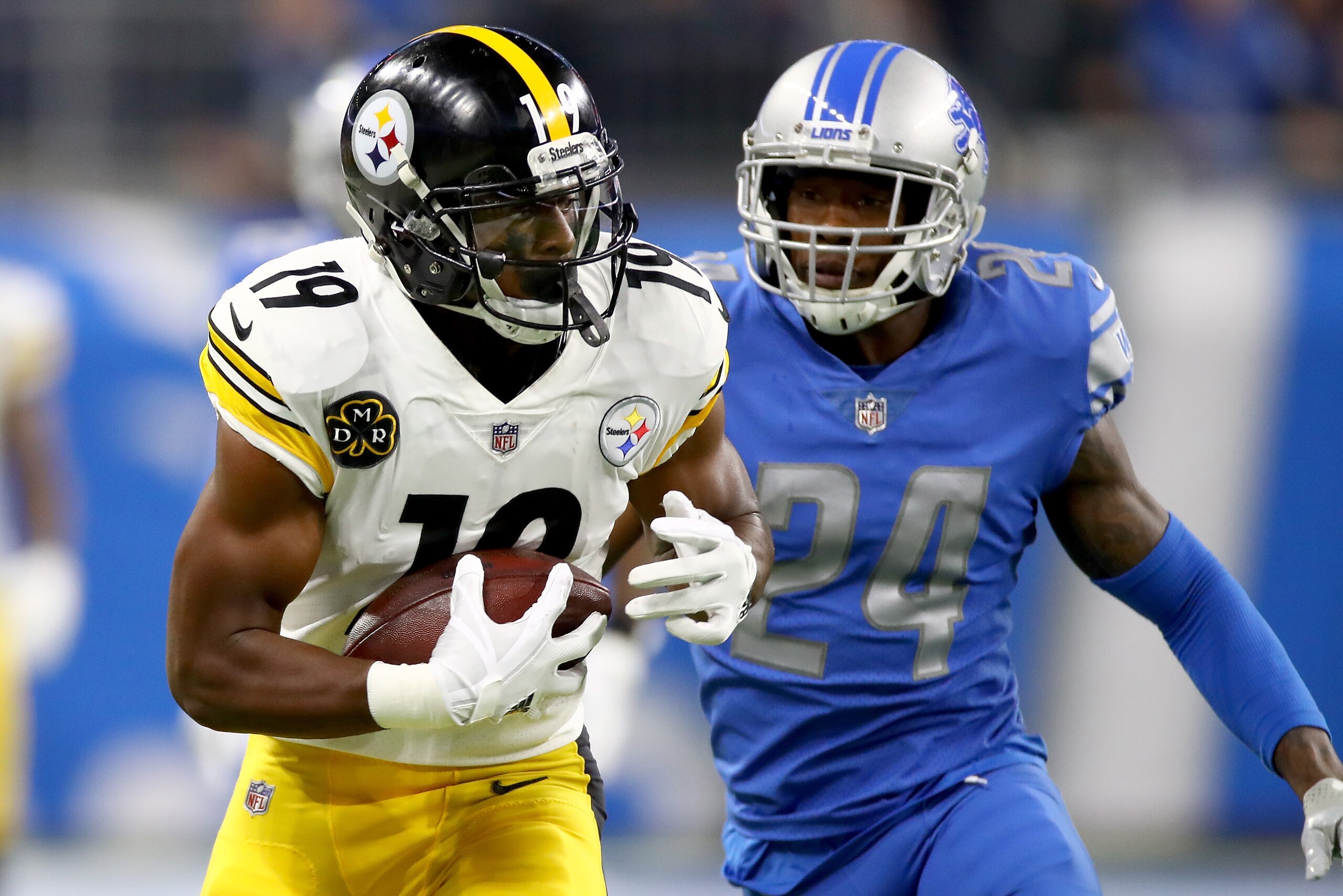 DETROIT, MI - OCTOBER 29: Wide receiver JuJu Smith-Schuster #19 of the Pittsburgh Steelers runs with the ball after a making a catch against cornerback Nevin Lawson #24 of the Detroit Lions at Ford Field on October 29, 2017 in Detroit, Michigan. (Photo by DETROIT, MI - OCTOBER 29: Wide receiver JuJu Smith-Schuster #19 of the Pittsburgh Steelers runs with the ball after a making a catch against cornerback Nevin Lawson #24 of the Detroit Lions at Ford Field on October 29, 2017 in Detroit, Michigan. (Photo by