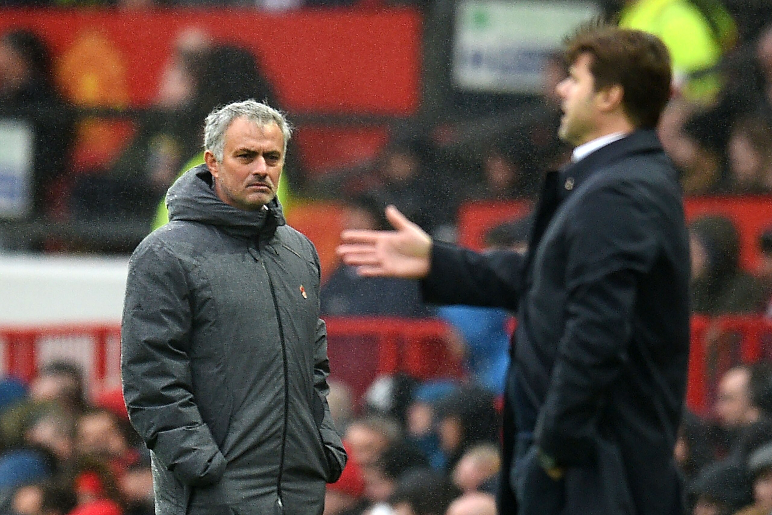 Manchester United's Portuguese manager Jose Mourinho (L) watches as Tottenham Hotspur's Argentinian head coach Mauricio Pochettino (R) gestures on the touchline during the English Premier League football match between Manchester United and Tottenham Hotsp