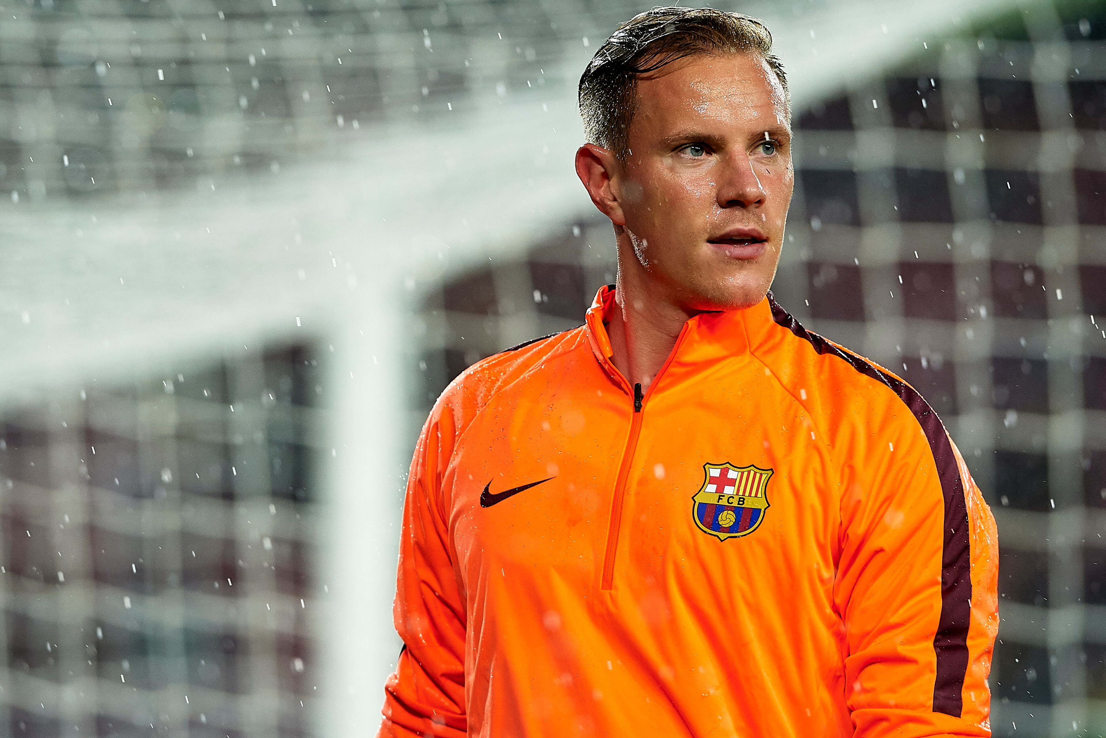 BARCELONA, SPAIN - OCTOBER 18:  Ter Stegen of Barcelona warms up prior to the UEFA Champions League group D match between FC Barcelona and Olympiakos Piraeus at Camp Nou on October 18, 2017 in Barcelona, Spain.  (Photo by Manuel Queimadelos Alonso/Getty I