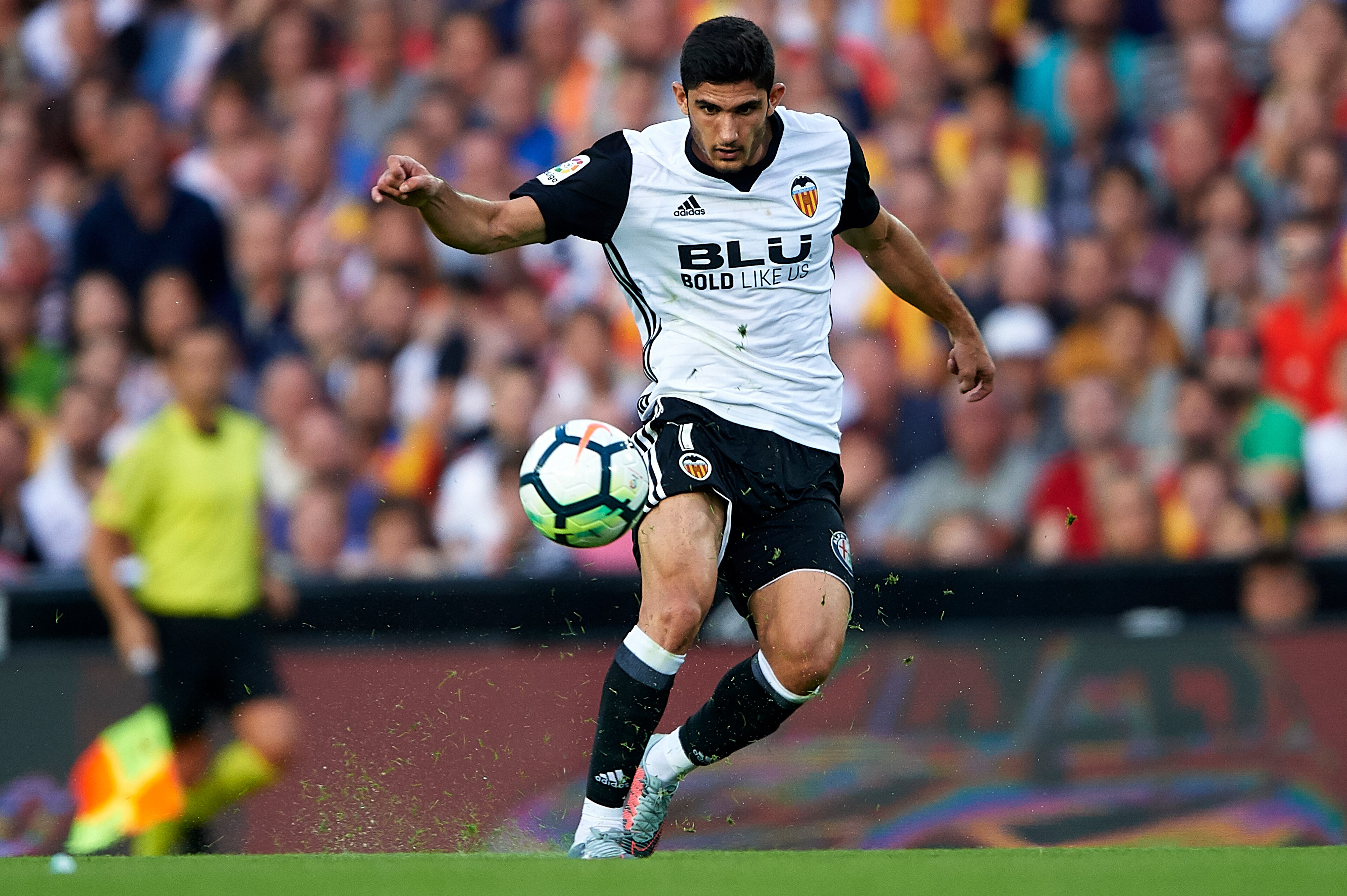 VALENCIA, SPAIN - OCTOBER 21:  Goncalo Guedes of Valencia in action during the La Liga match between Valencia and Sevilla at Estadio Mestalla on October 21, 2017 in Valencia, Spain.  (Photo by Manuel Queimadelos Alonso/Getty Images)