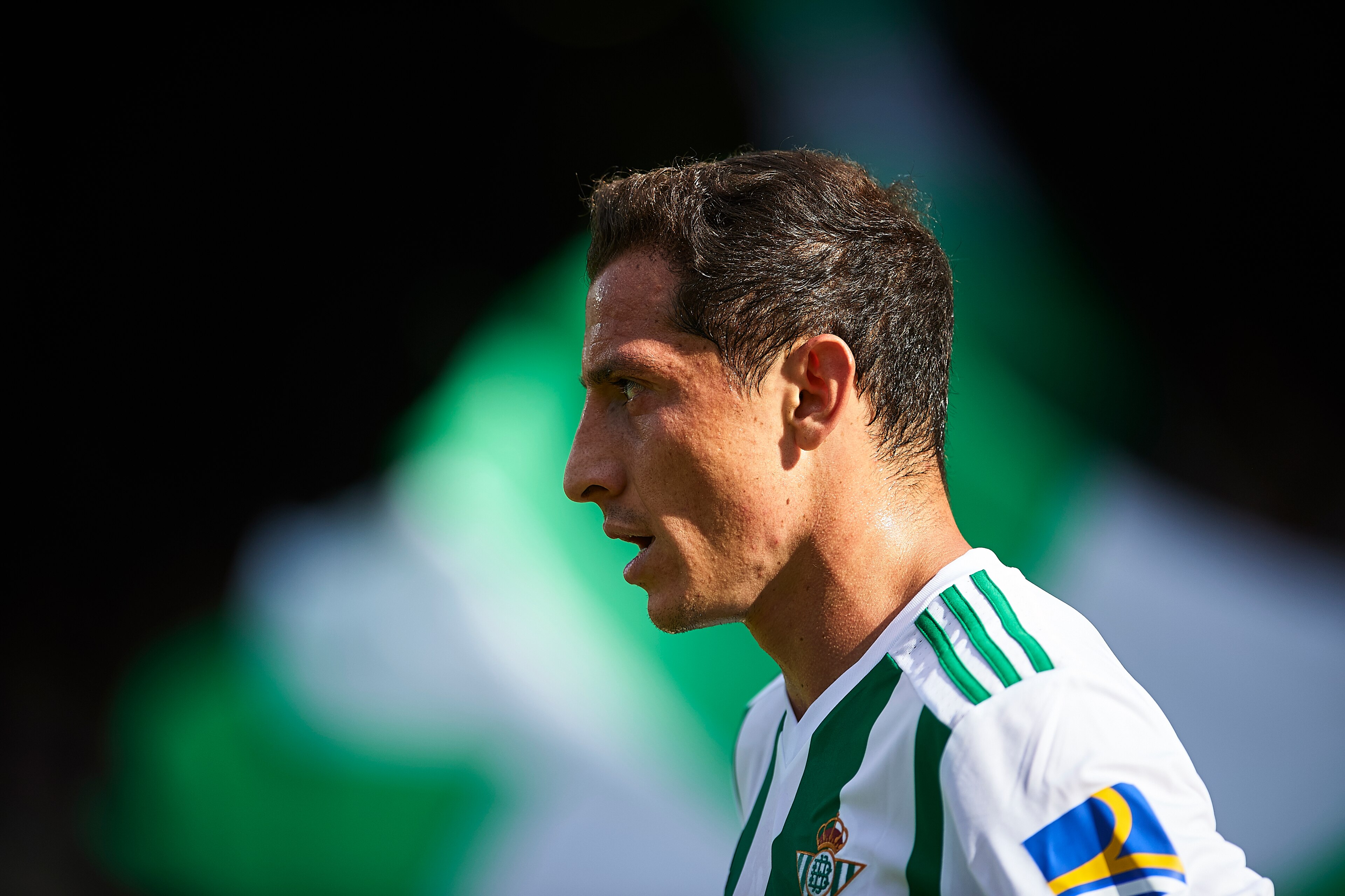SEVILLE, SPAIN - OCTOBER 21:  Andres Guardado of Real Betis Balompie looks on during the La Liga match between Real Betis and Alaves at Estadio Benito Villamarin on October 21, 2017 in Seville.  (Photo by Aitor Alcalde Colomer/Getty Images)