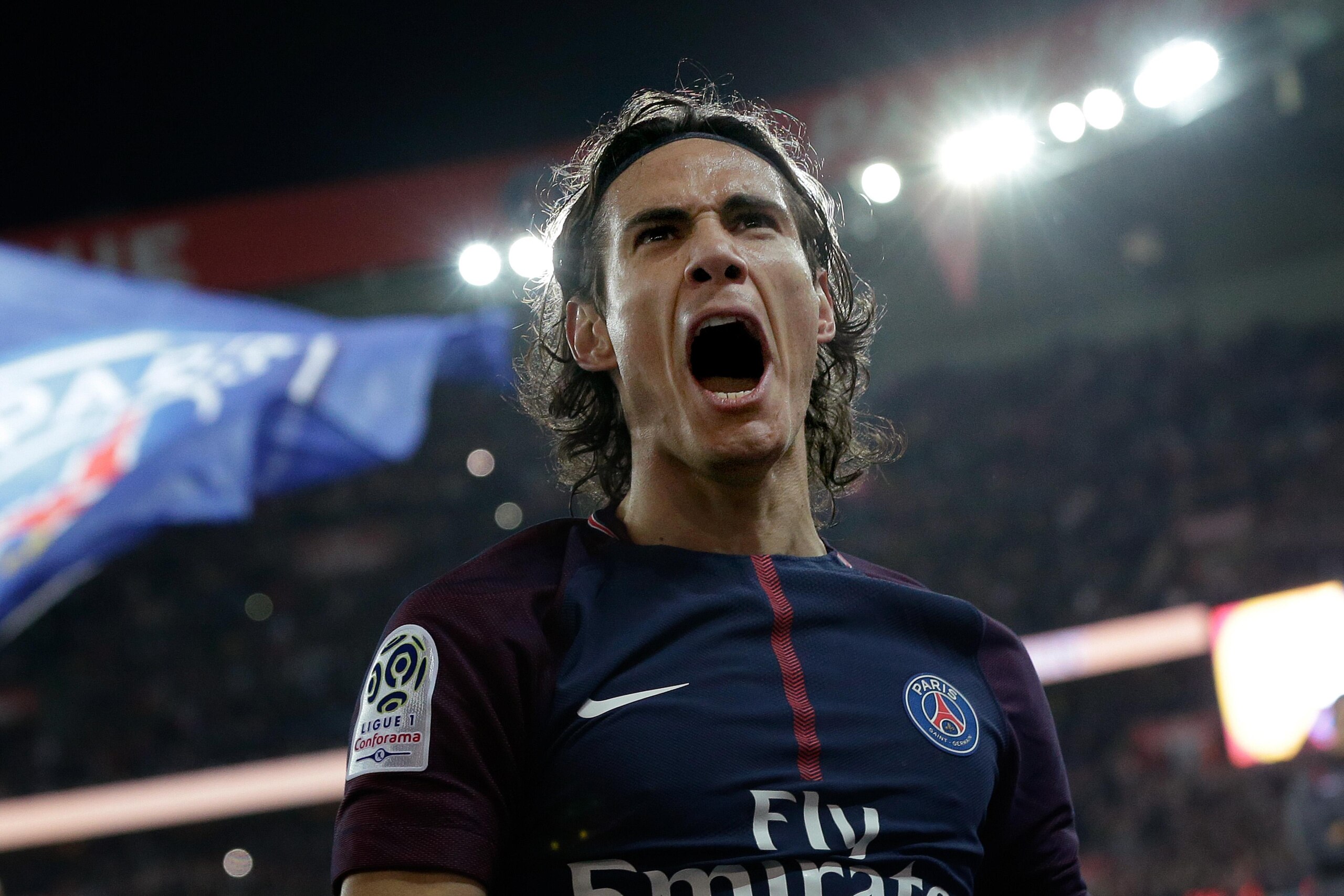 PARIS, FRANCE - OCTOBER 27: Edinson Cavani of Paris Saint Germain celebrates 2-0 during the French League 1  match between Paris Saint Germain v Nice at the Parc de Princes on October 27, 2017 in Paris France (Photo by Laurens Lindhout/Soccrates/Getty Ima
