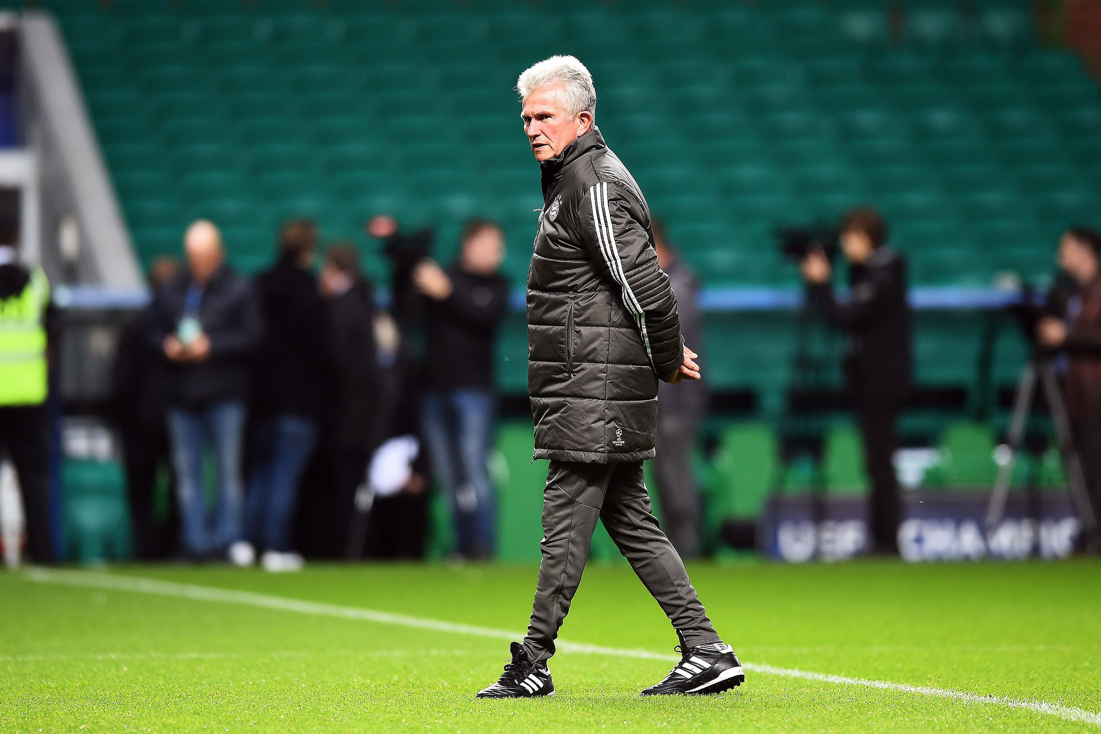 Bayern Munich's German head coach Jupp Heynckes attends team training session at Celtic Park in Glasgow on October 30, 2017, on the eve of the UEFA Champions League Group B football match between Bayern Munich and Celtic.  / AFP PHOTO / Andy Buchanan     