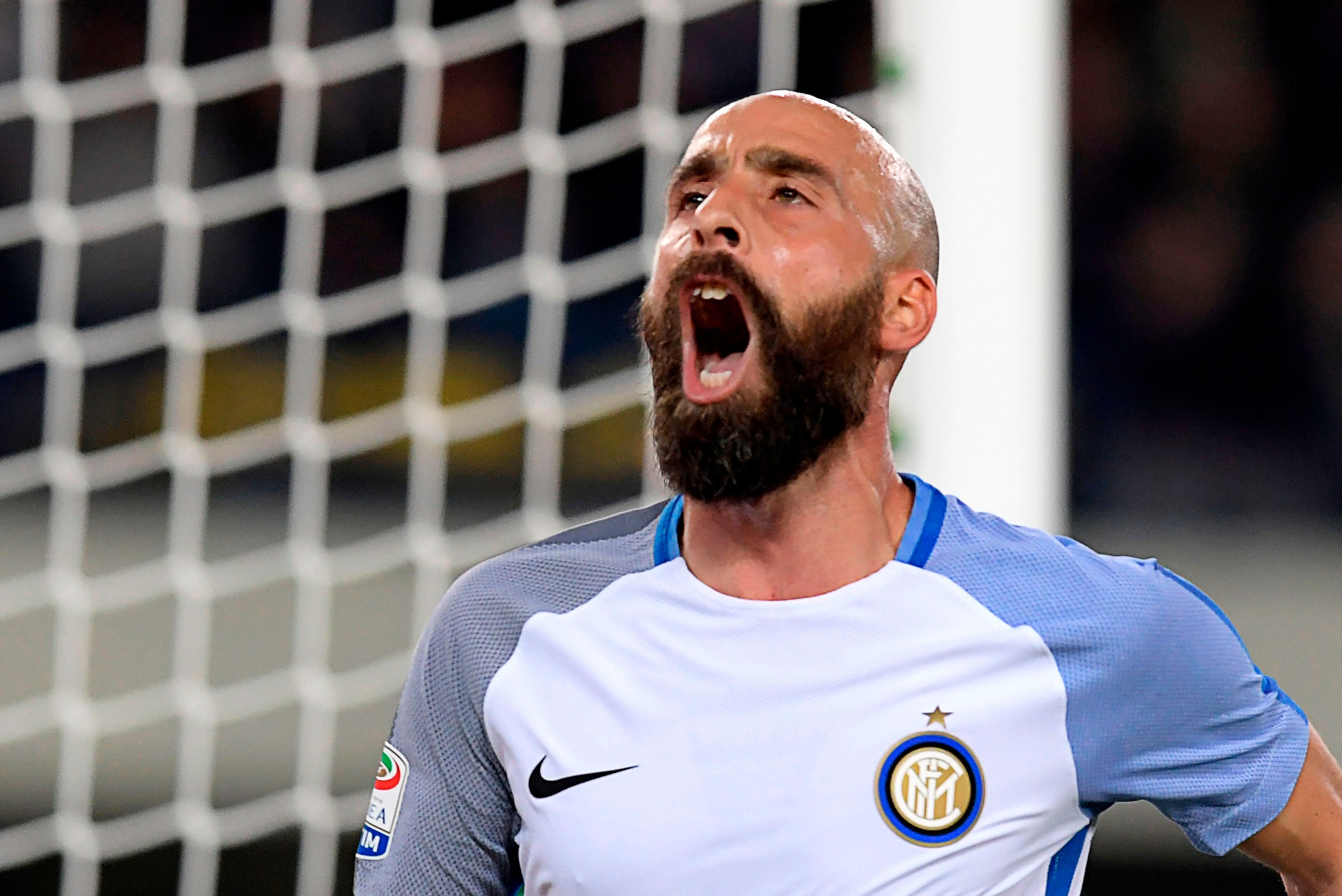Inter Milan's Spanish midfielder Iglesias Borja Valero celebrates after scoring the first goal during the Italian Serie A football match Hellas Verona FC vs Inter Milan at the Bentegodi stadium in Verona on October 30, 2017. / AFP PHOTO / MIGUEL MEDINA   